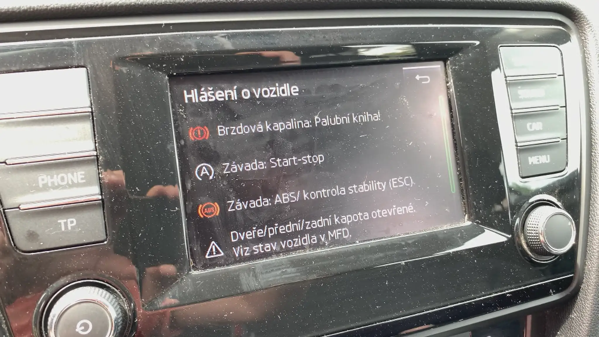 Chyby, ktoré auto uvádzalo po naštartovaní.