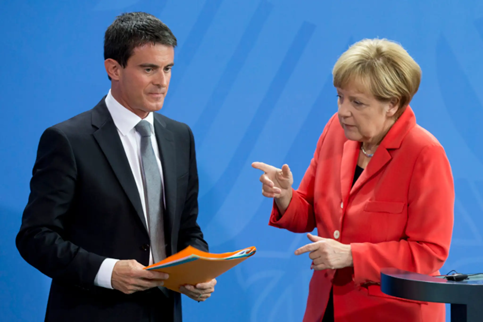 Nemecká kancelárka Angela Merkelová (vpravo) a francúzsky premiér Manuel Valls.