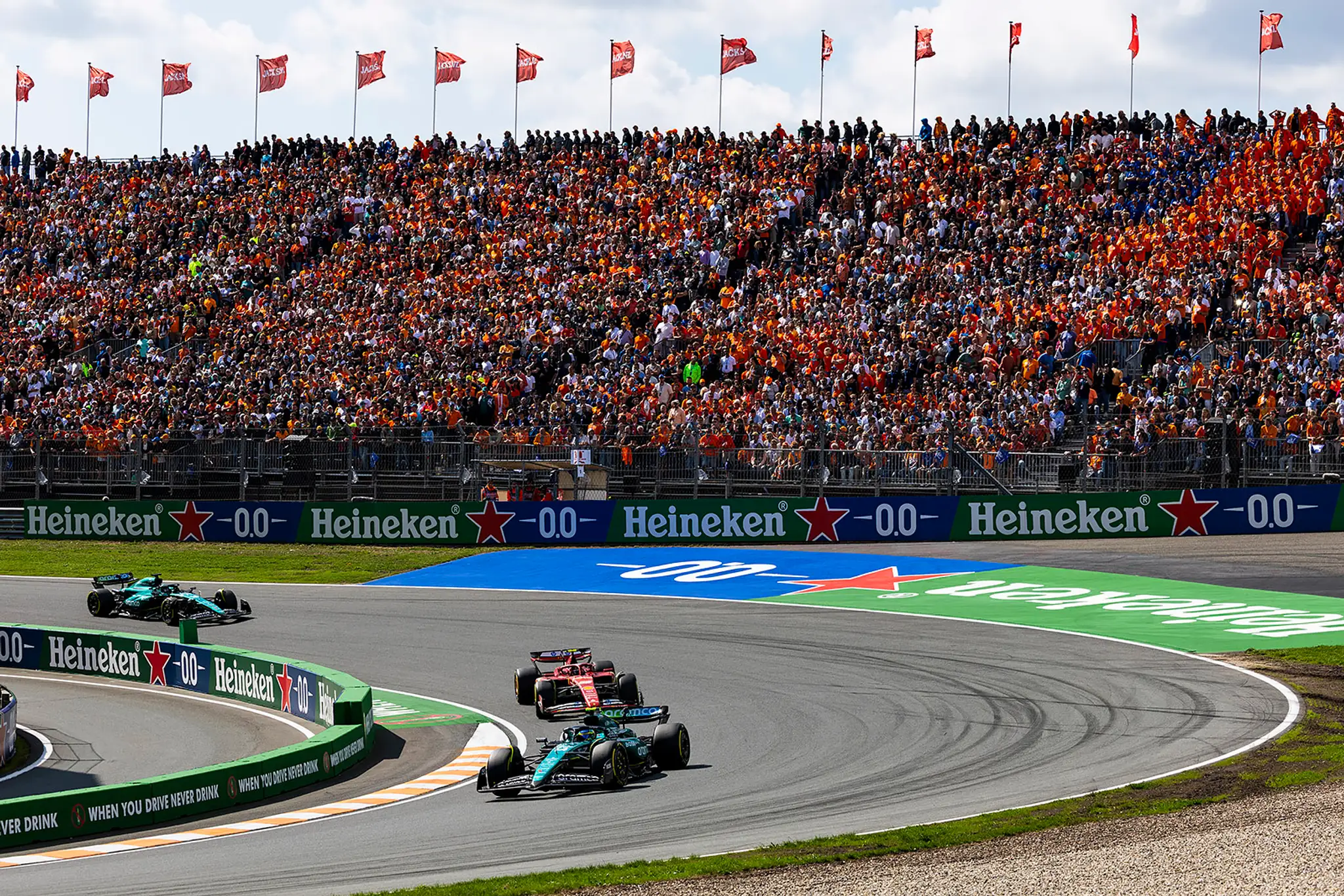 Fernando Alonso z Aston Martinu na trati VC Holandska.