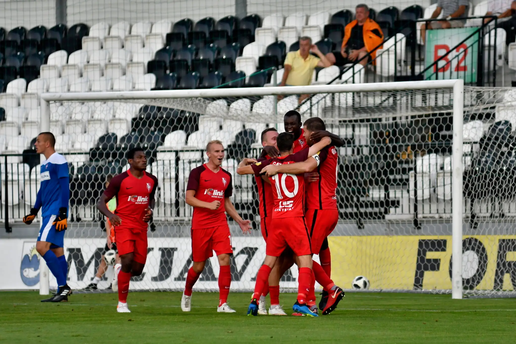 Hráči Serede oslavujú gól v ligovom zápase proti Zlatým Moravciam.