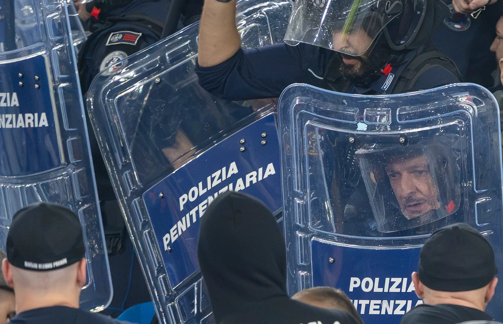 Na snímke fanúšikovia Slovana počas potýčky s políciou.