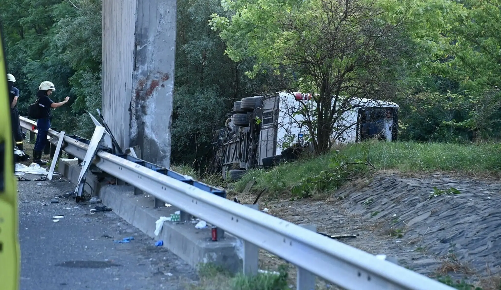 Havarovaný autobus na diaľnici M7.