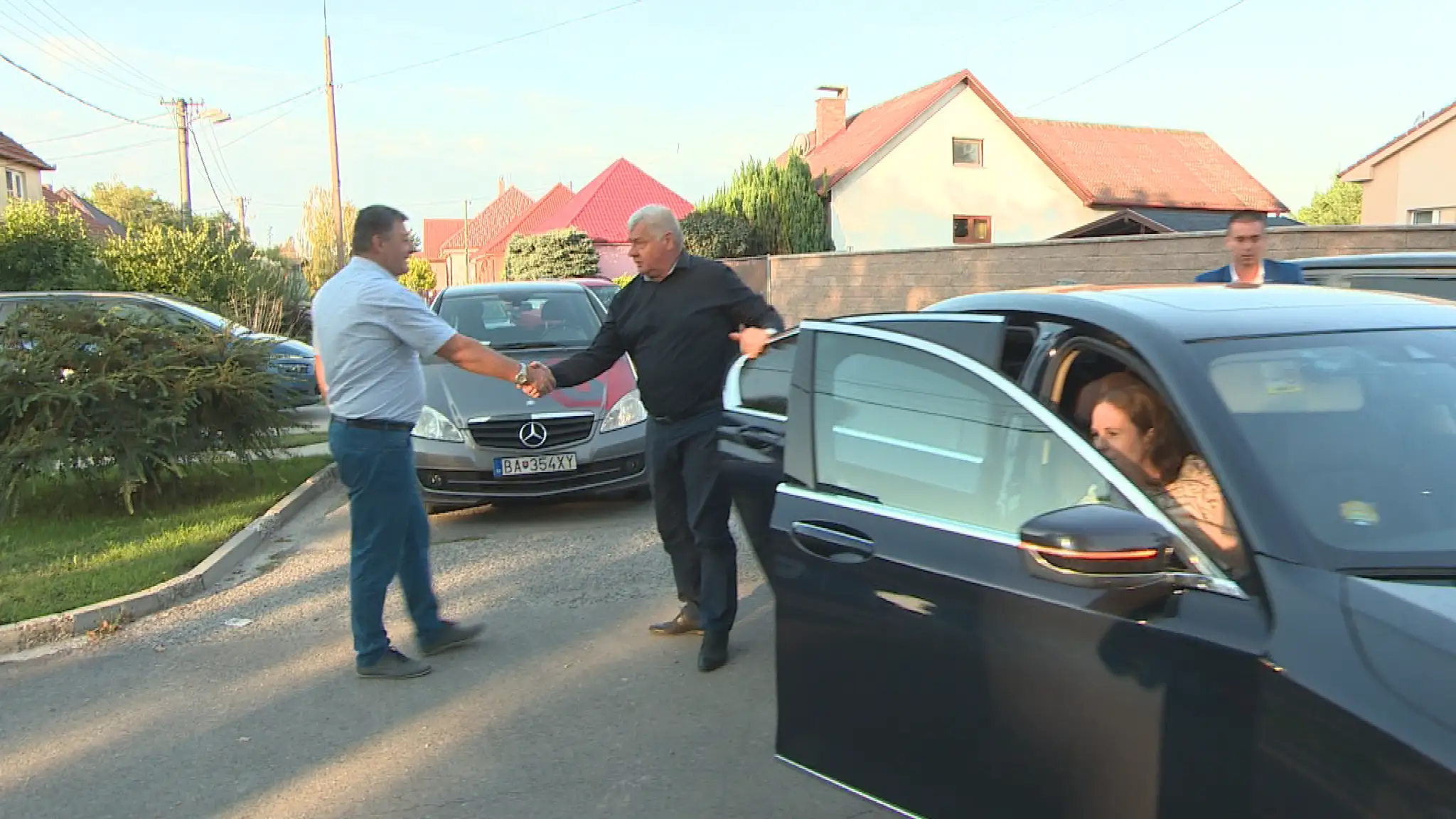 Minister dopravy viezol vládnou limuzínov rodinu do práce a školy