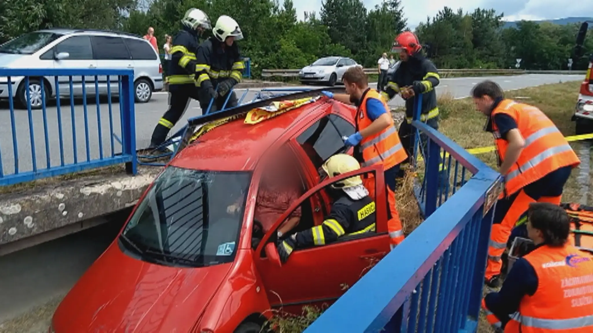 Vodičovi museli pomáhať hasiči i zdravotníci. 