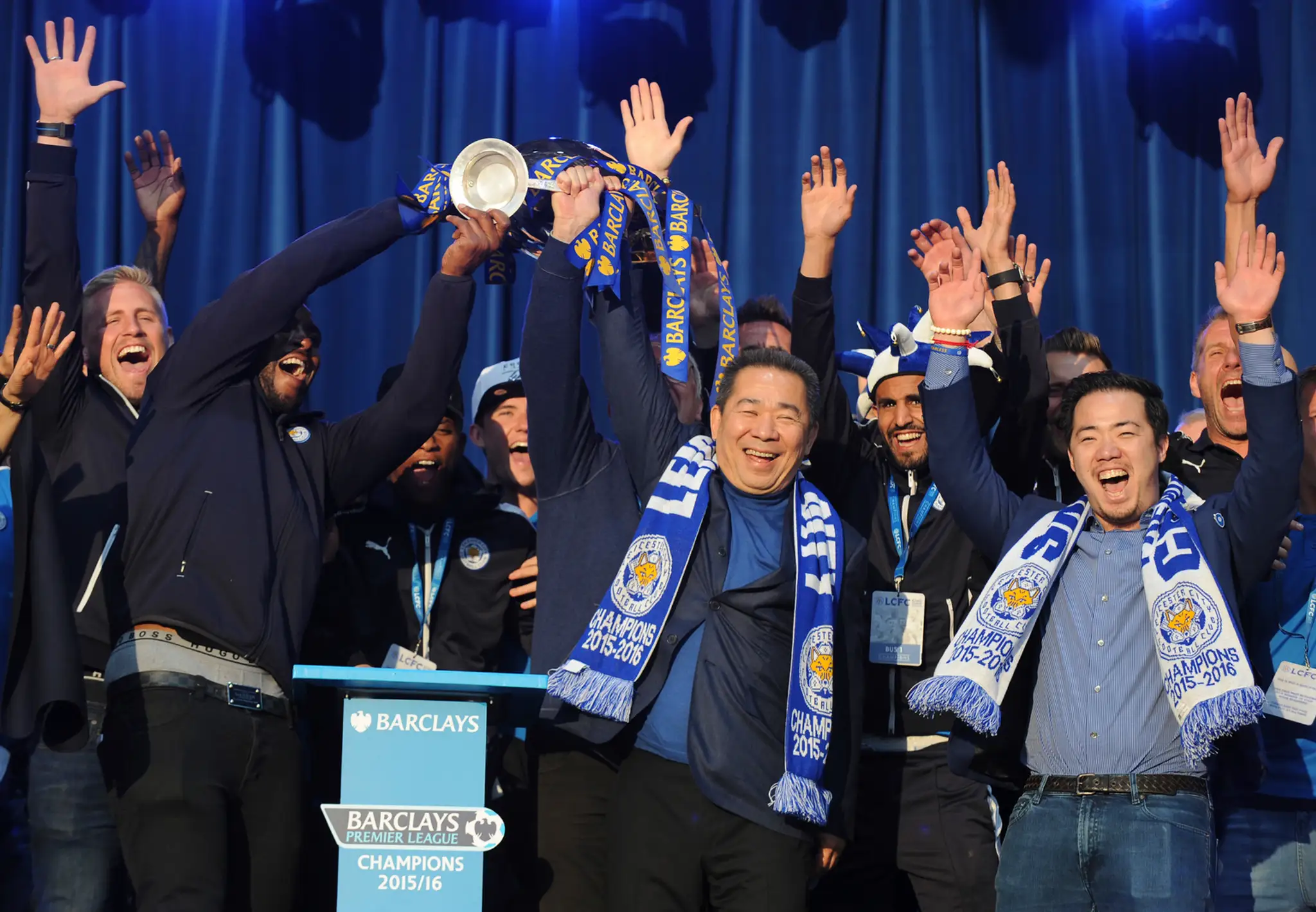 Vičaj Srivaddhanaprabha, majiteľ Leicesteru (v strede), oslavuje anglický titul.