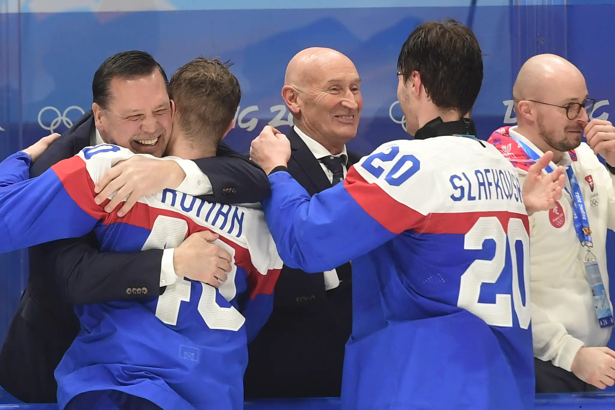 Zľava asistent generálneho manažéra Oto Haščák, Miloš Roman, tréner Craig Ramsay a  Juraj Slafkovský.