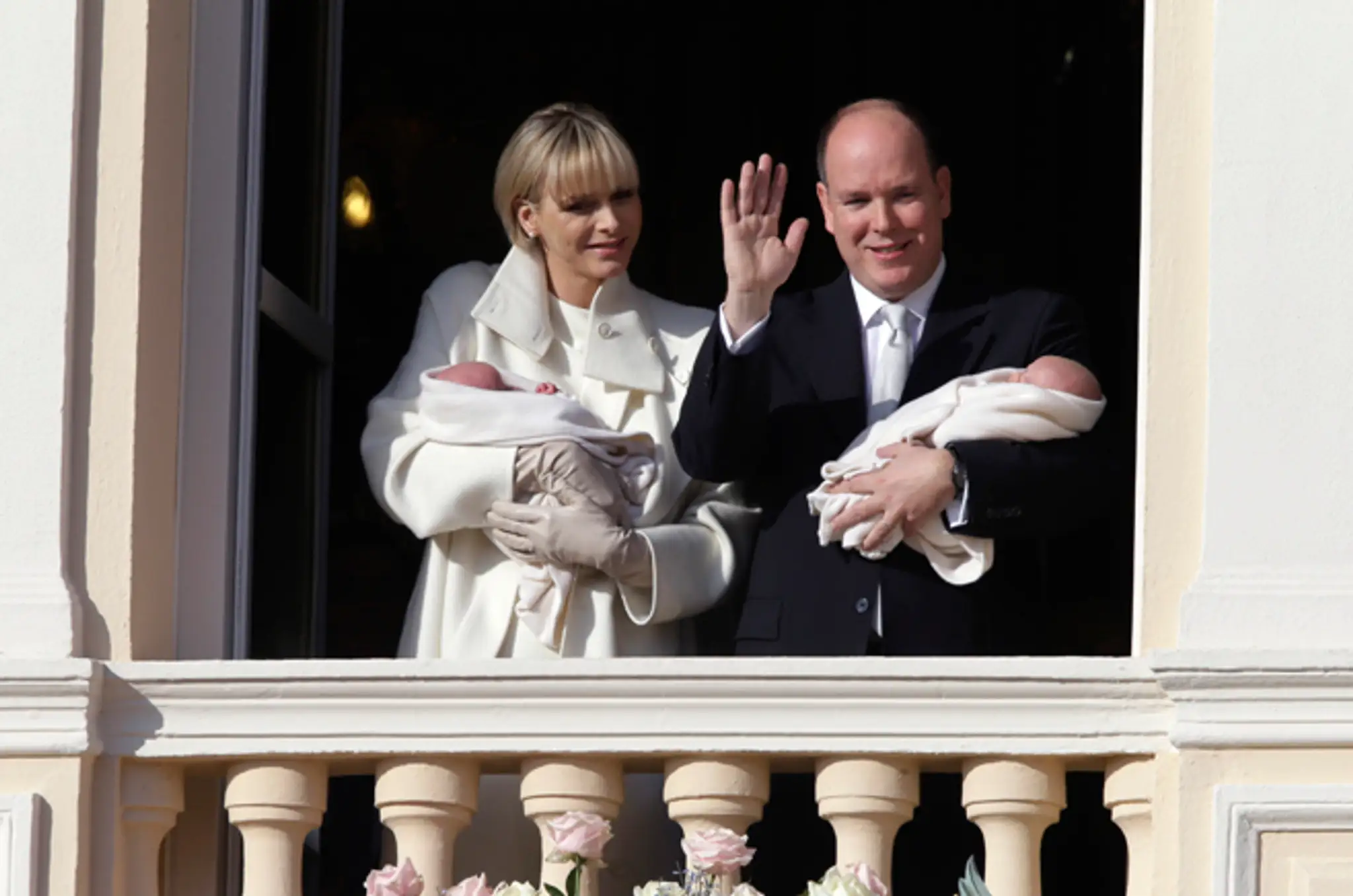 Monacká kňažná Charlene a knieža Albert II. držia v náručí dvojčatá, ktoré prvýkrát ukázali ľuďom.