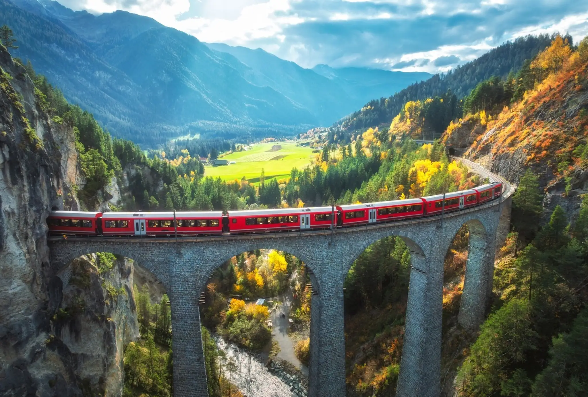 S lístkom Interrail Global Pass môžete prejsť aj cez slávny švajčiarsky Landwasserviadukt.