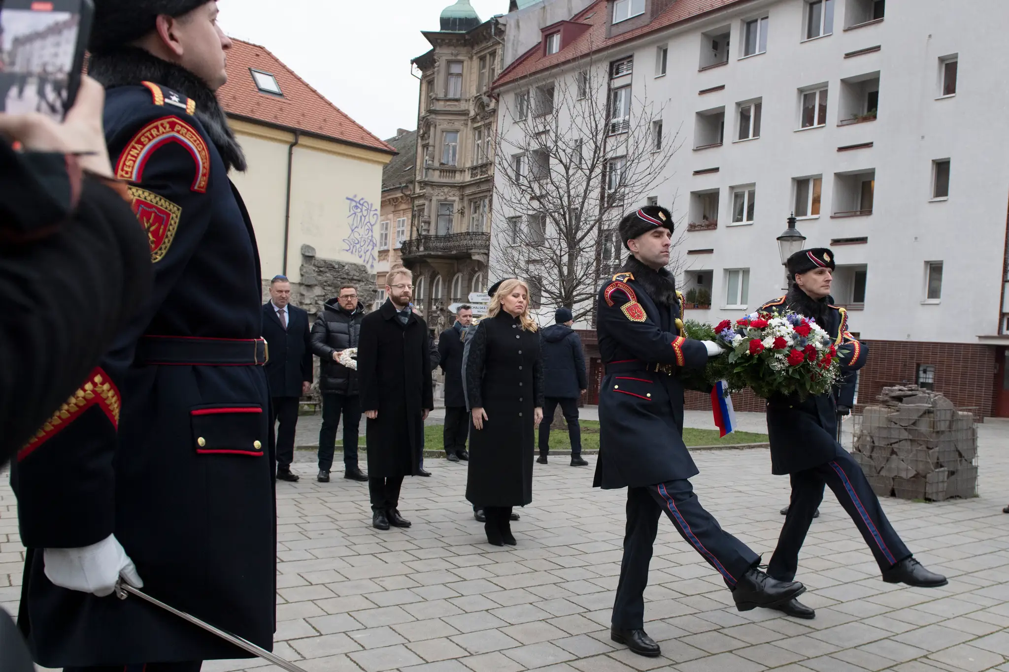 Prezidentka SR Zuzana Čaputová (uprostred) počas pietneho aktu k Pamätníku holokaustu pri príležitosti Medzinárodného dňa pamiatky obetí holokaustu na Rybnom námestí v Bratislave v piatok 27. januára 2022