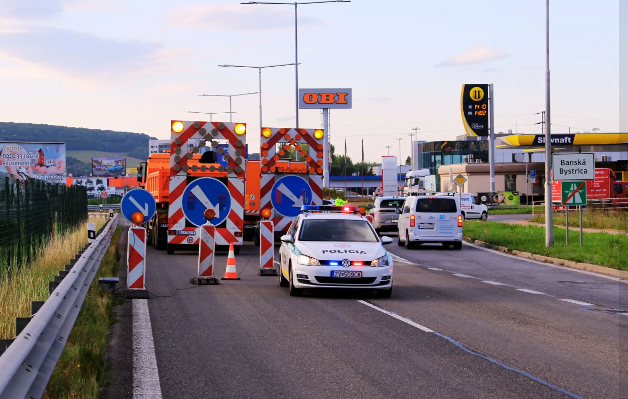 Policajti usmerňujú dopravu na križovatkách pred Banskou Bystricou.
