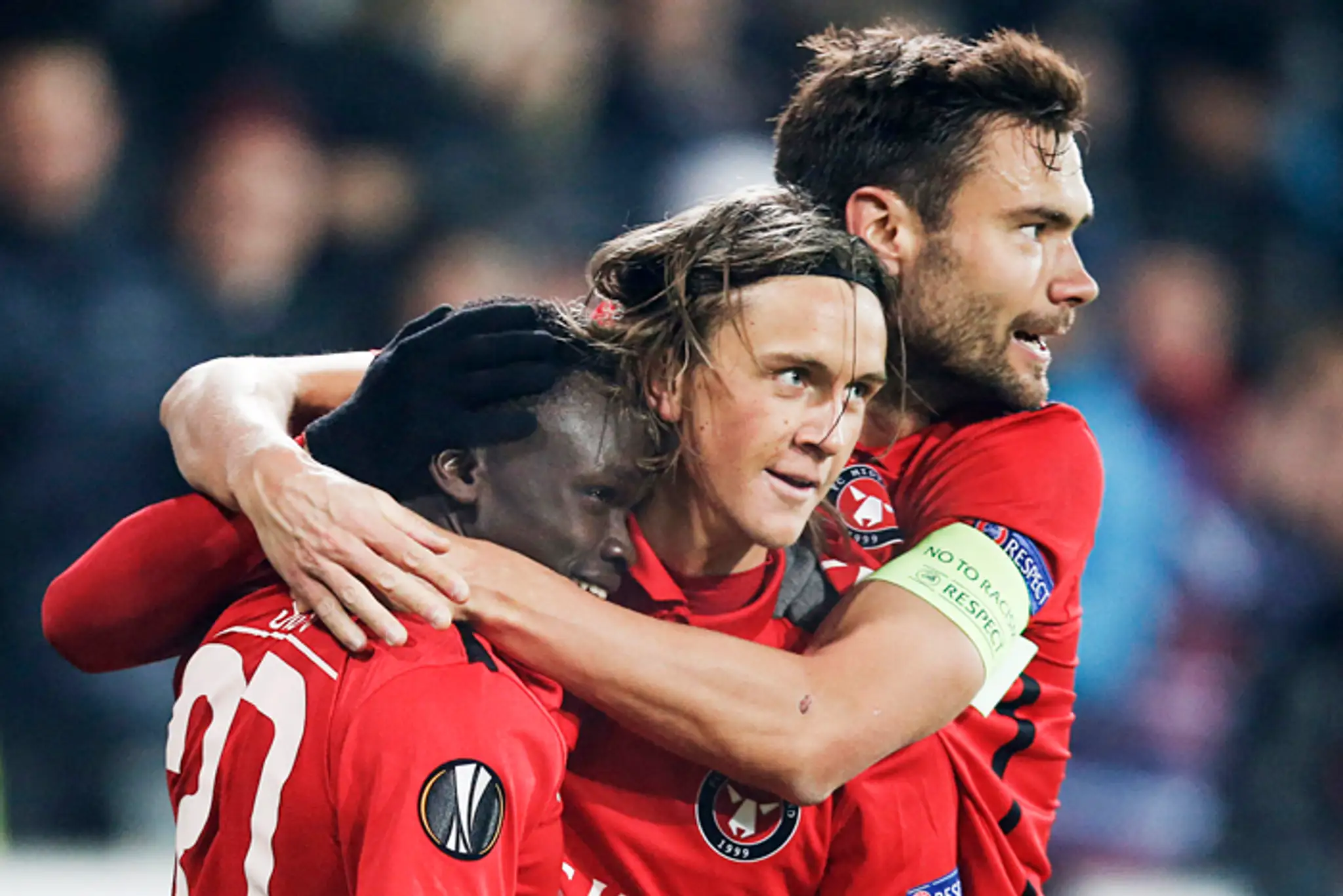 Zľava hráči Midtjyllandu Pione Sisto, Kristoffer Olsson a Tom Sparva oslavujú gól proti ManU v prvom zápase 16-finále EL UEFA.