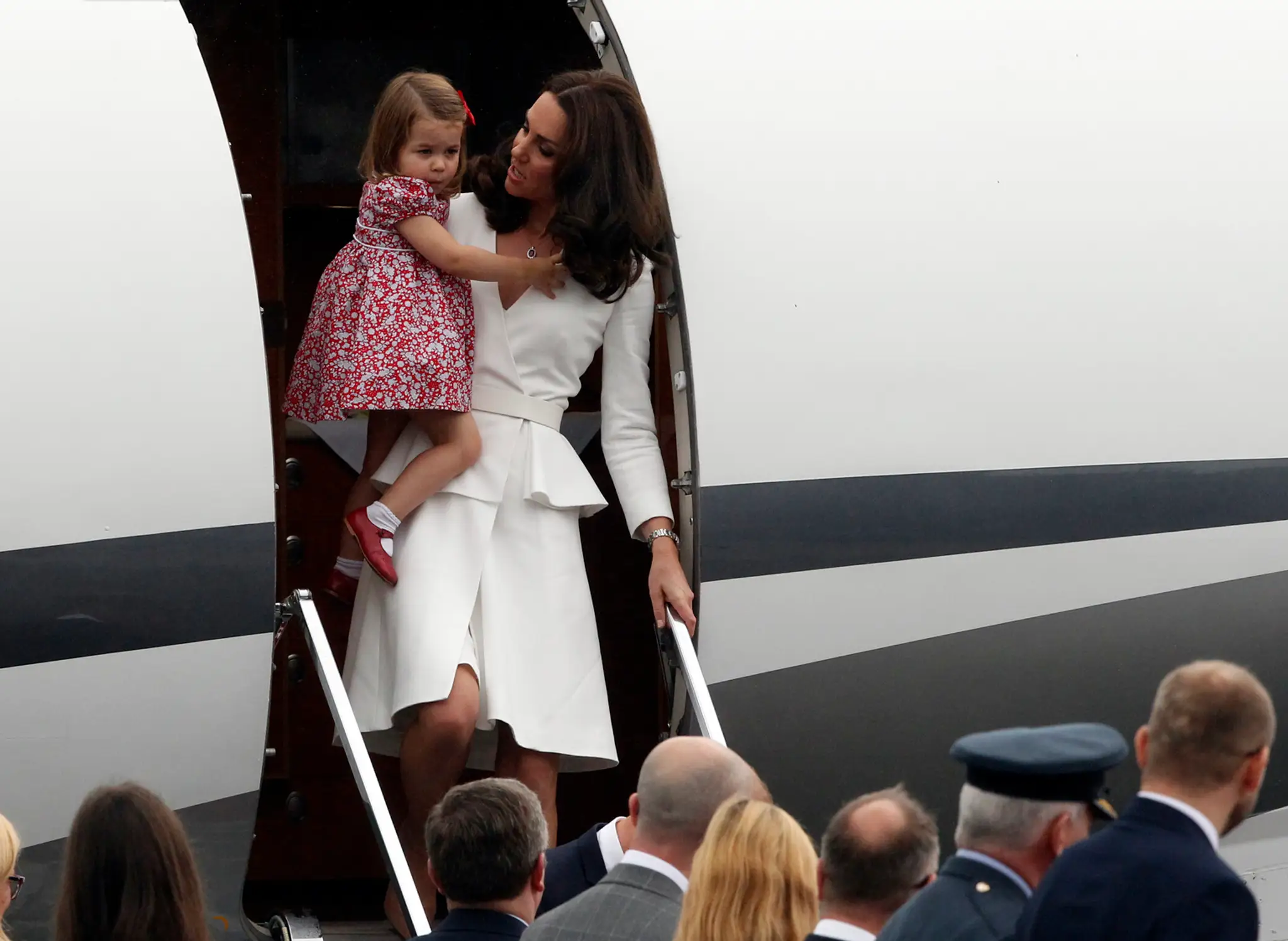 Kate a William sú už v Poľsku. Prišli aj s deťmi