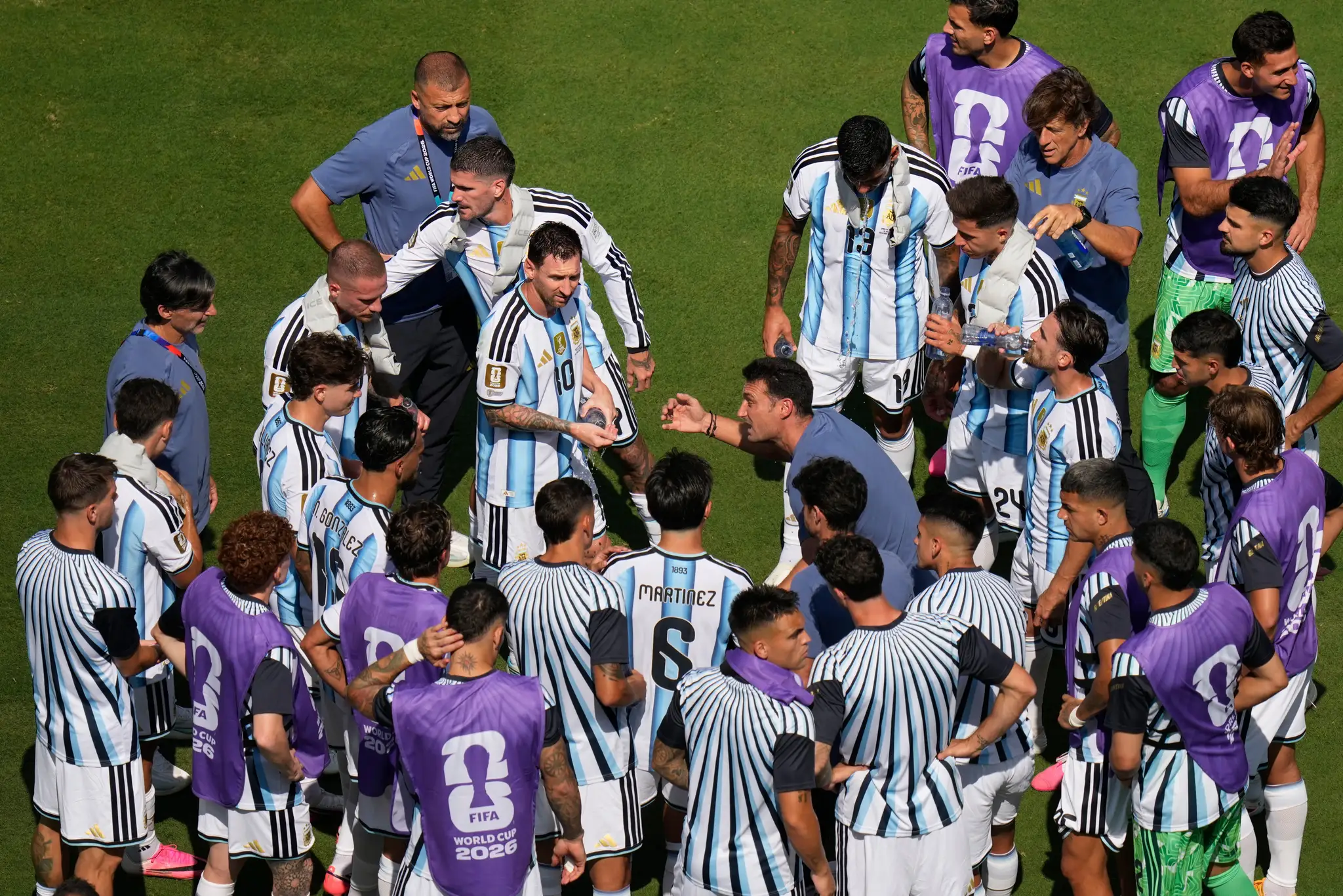 Argentínsky tréner Lionel Scaloni dáva pokyny hráčom