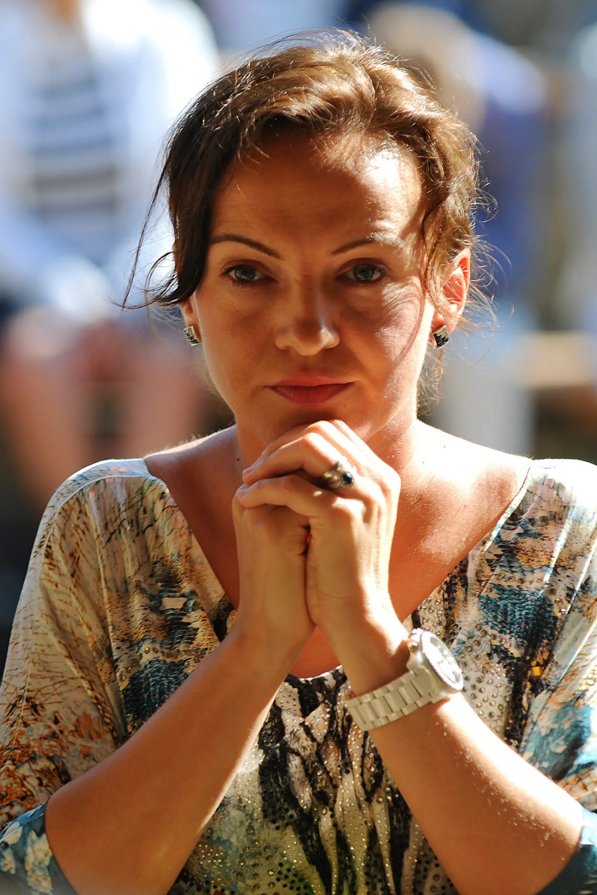 Vizionárka Iveta Hudáková sa modlí ruženec pred hlavnou pútnickou svätou liturgiou na hore Zvir v Litmanovej.