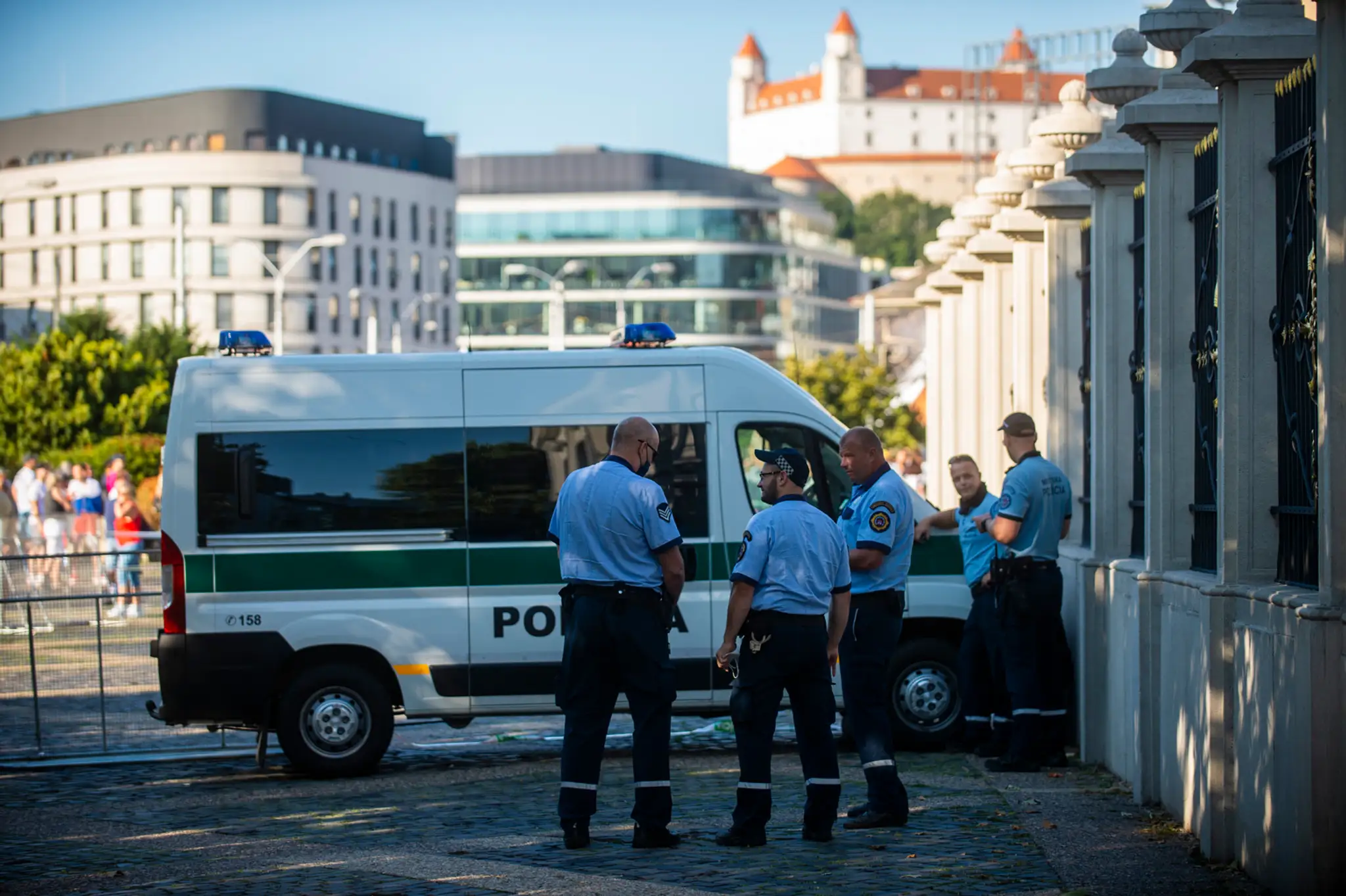 Na snímke príslušníci polície počas protestného zhromaždenia proti opatreniam vlády SR.