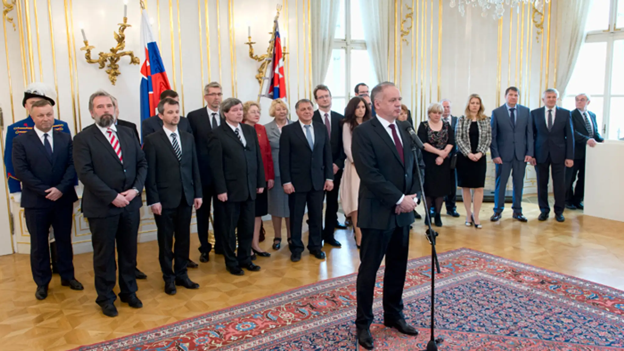 Andrej Kiska a bývalí ústavní sudcovia, právnici, advokáti a sudcovia, ktorí vyzvali na zrušenie Mečiarových amnestií. 