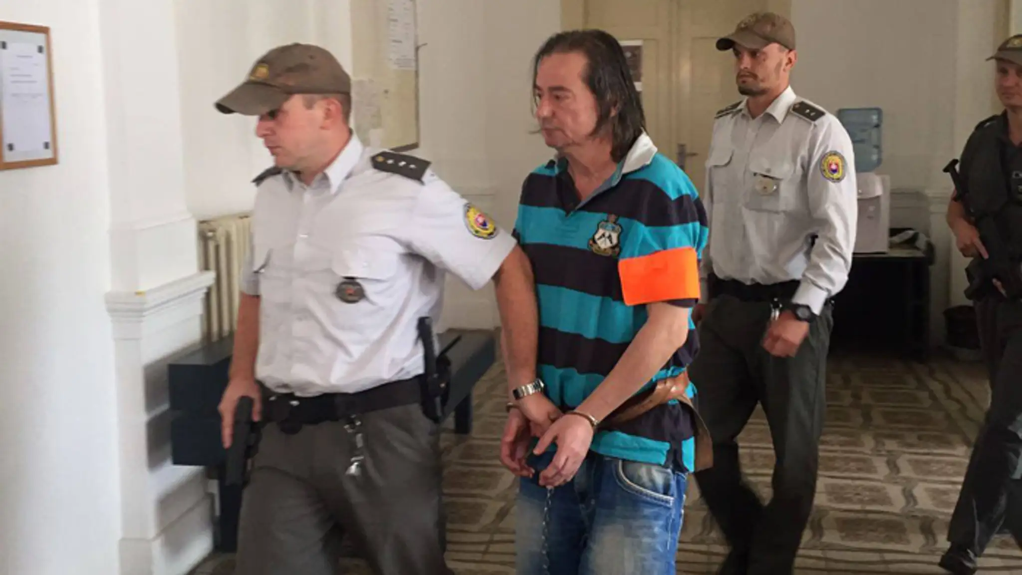 Autora detektívok Václav Kincl prichádza na súd.