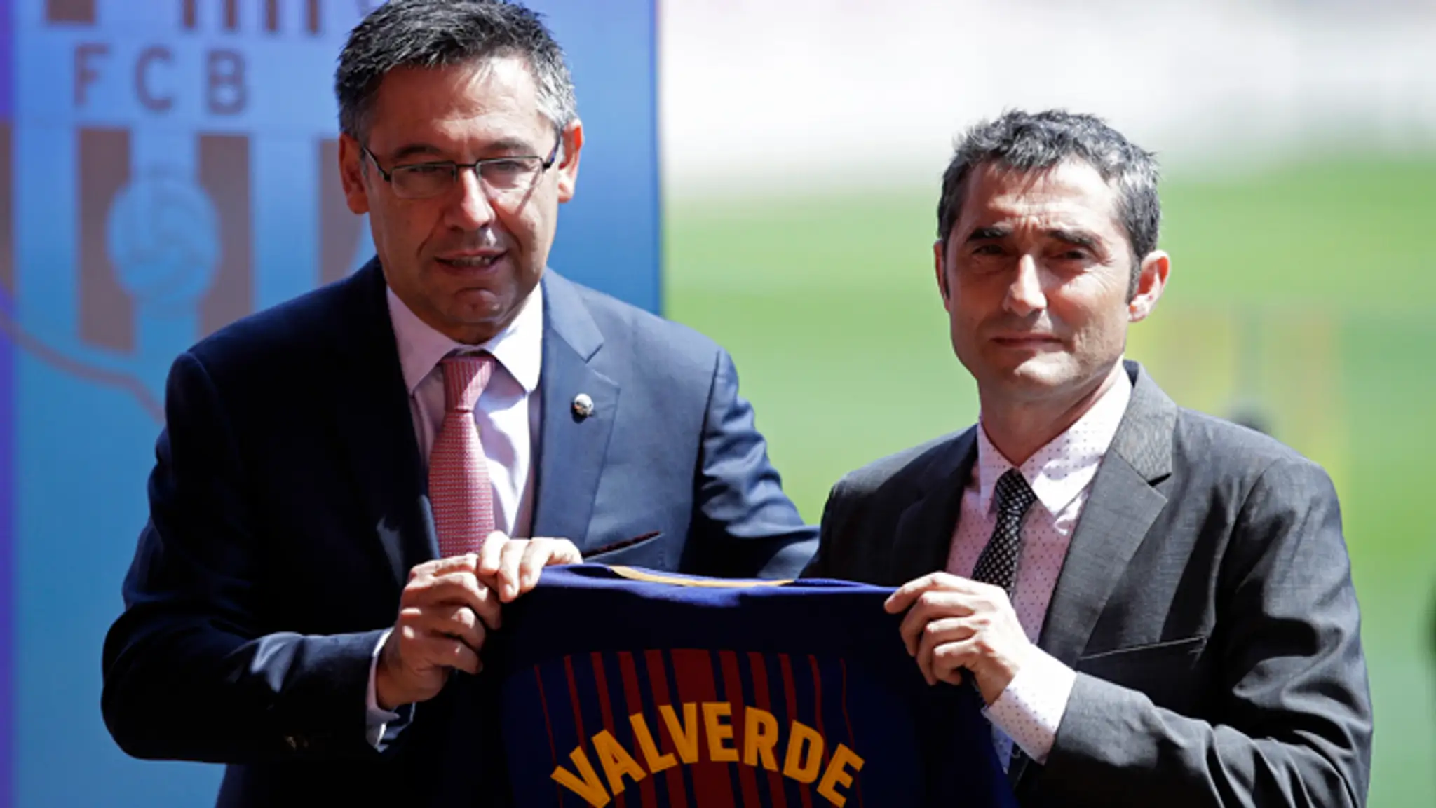 Tréner FC Barcelona Ernesto Valverde (vpravo) a prezident klubu Josep Maria Bartomeu. 