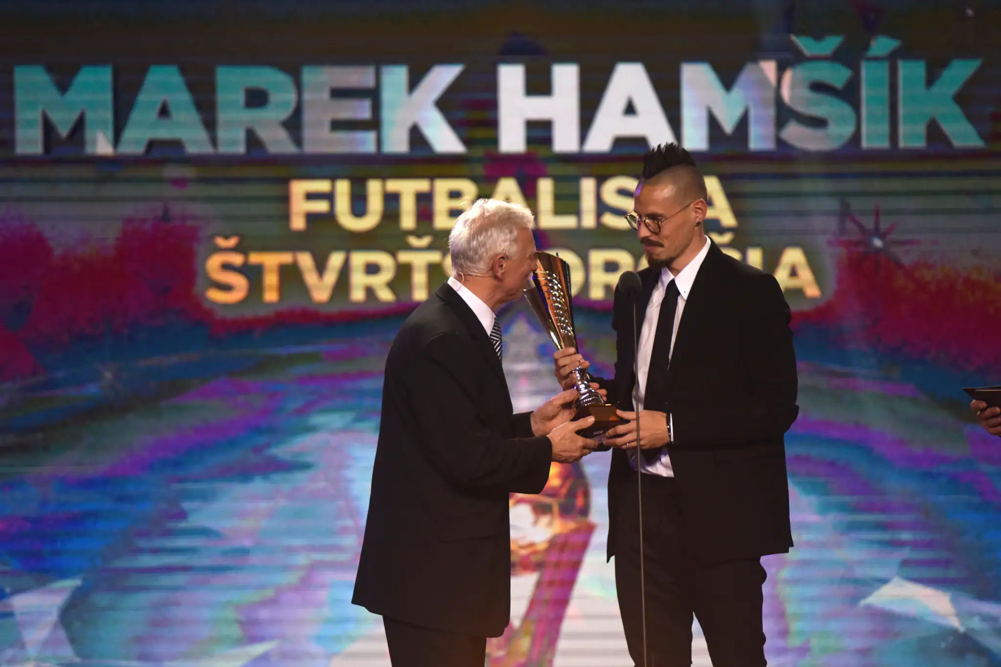 Marek Hamšík (vpravo) si preberá trofej Futbalista roka z rúk Jozefa Barmoša.
