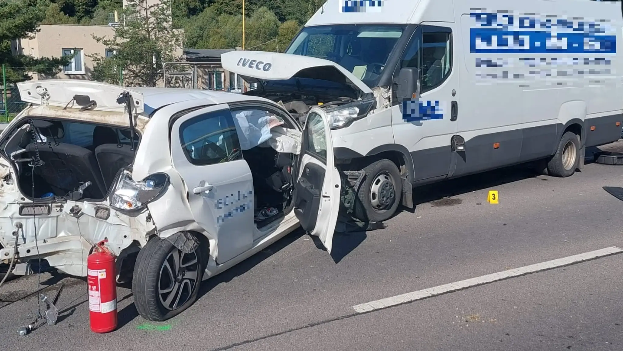 Na ceste pri Ráztočnom sa zrazili tri autá, vyhasol život 48-ročného muža