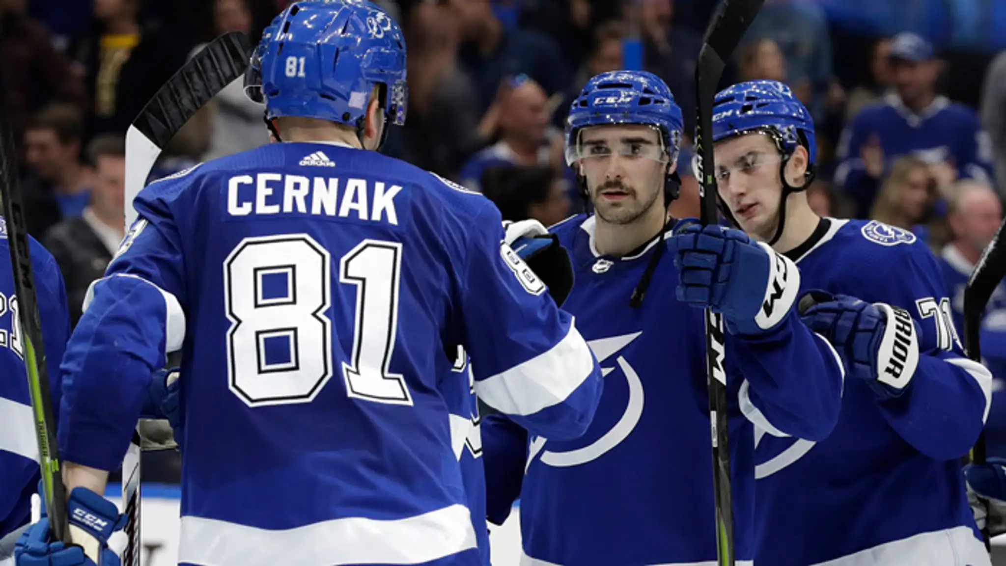Zľava Erik Černák, Cedric Paquette, a Anthony Cirelli z Tampy oslavujú gól proti Buffalu.