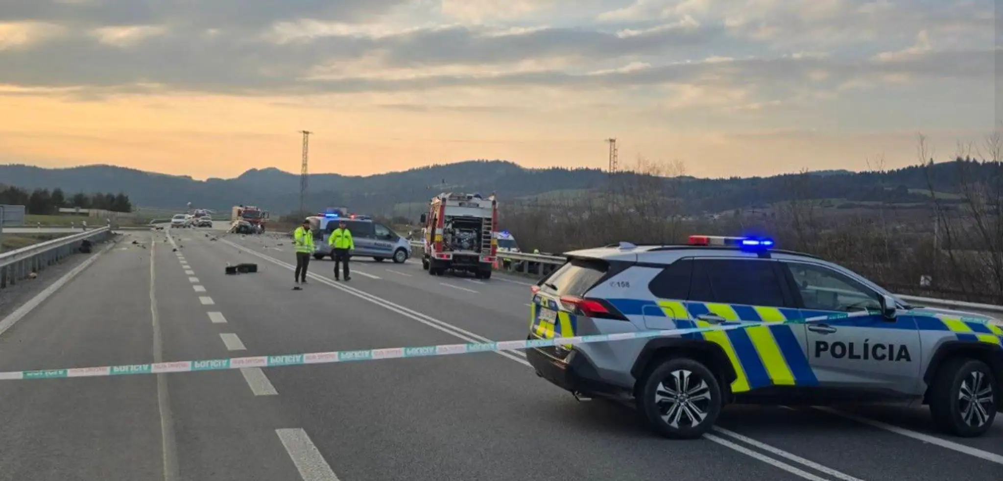 Na snímke polícia dokumentuje nehodu medzi Starou Ľubovňou a Plavnicou, ktorá si vyžiadala jednu obeť.