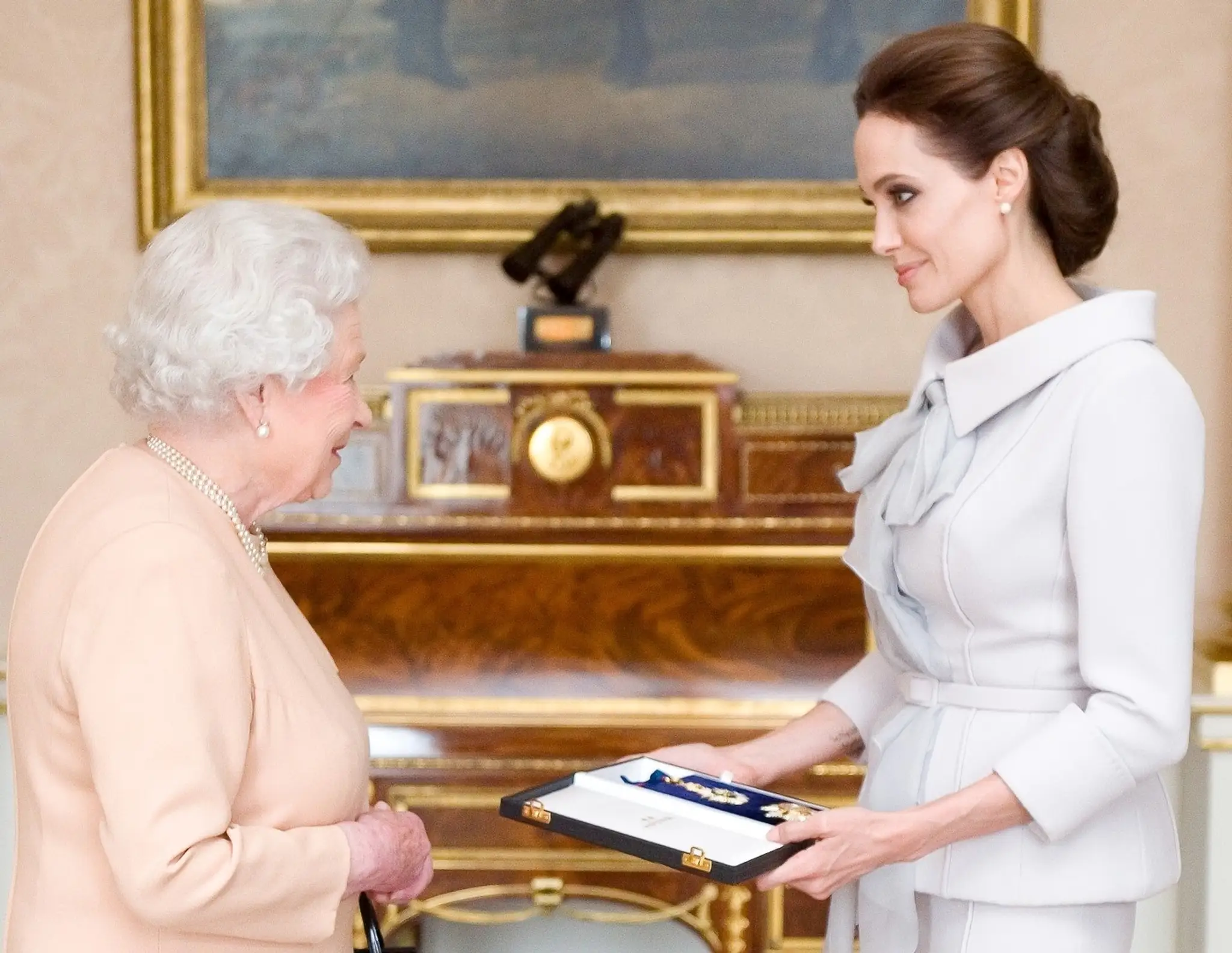 Angelina Jolie s kráľovnou Alžbetou II. si berie titul.