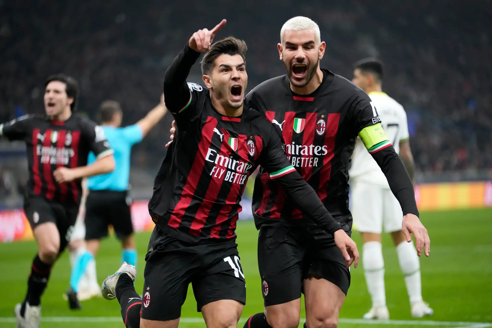 Brahim Diaz (vľavo) z AC Miláno oslavuje gól v prvom osemfinále LM proti Tottenhamu.