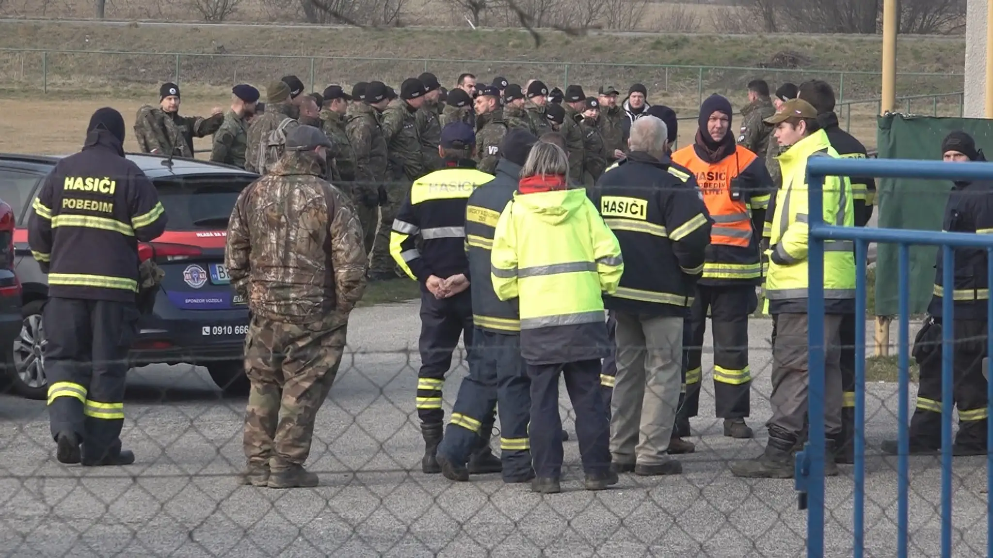 Muži v uniformách sa koncentrovali na futbalovom ihrisku a dohadovali sa, ako budú postupovať.