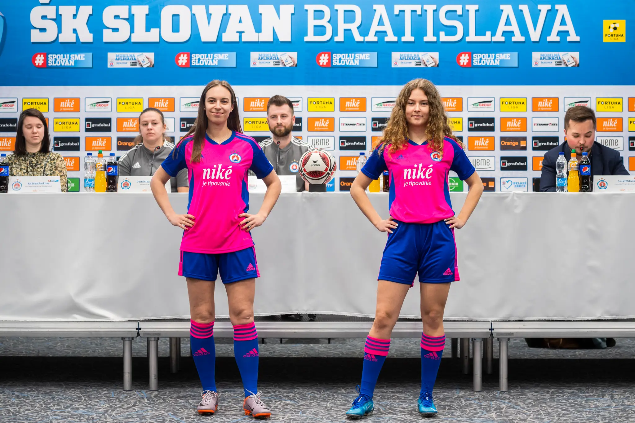 Futbalistky ŠK Slovan Bratislava Alexandra Tejová a Nina Korimová pózujú v nových dresoch počas tlačovej konferencie sekcie ženského futbalu ŠK Slovan Bratislava 21. februára 2023