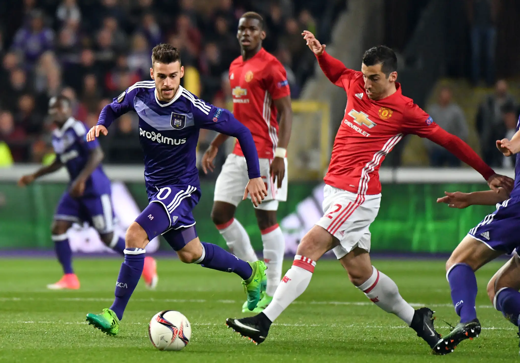 Henrich Mchitarjan z ManUtd (vpravo) bojuje o loptu vo štvrťfinále EL proti Anderlechtu s Massimom Brunom.
