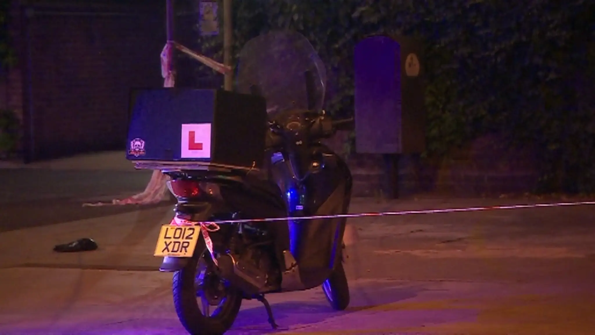 moped, z ktorého muži vylievali žieravú látku.