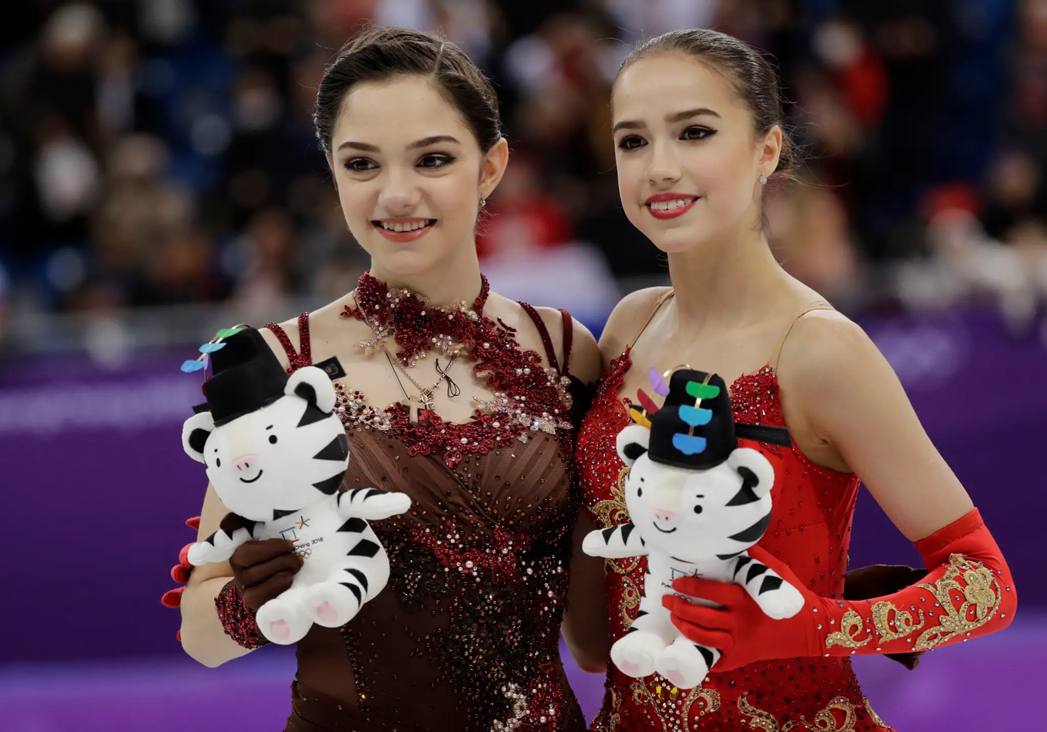 Krasokorčuliarka Alina Zagitovová (vpravo) so zlatom v disciplíne sólistiek na ZOH 2018, vľavo ruská krajanka Jevgenija Medvedev