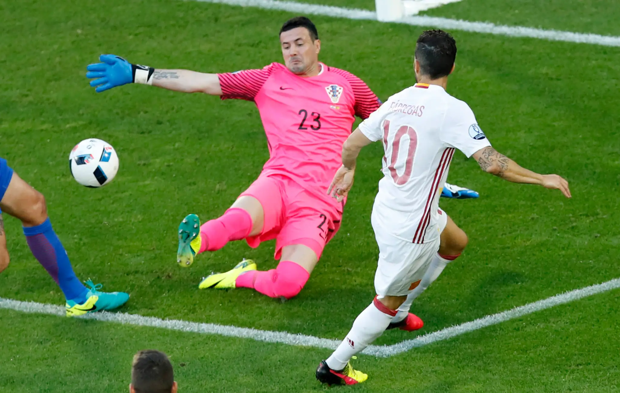 Španielsky špílmacher Cesc Fabregas strieľa na bránku Chorvátska, v ktorej stojí Danijel Subašič.