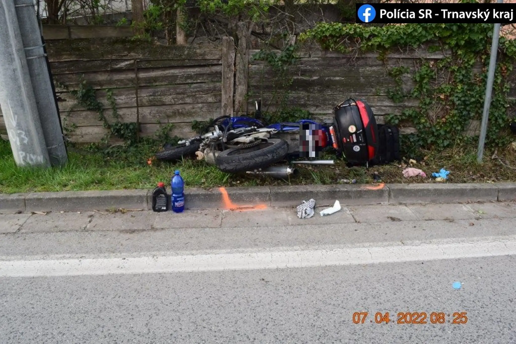 Muž neprežil náraz motorky do stĺpu.