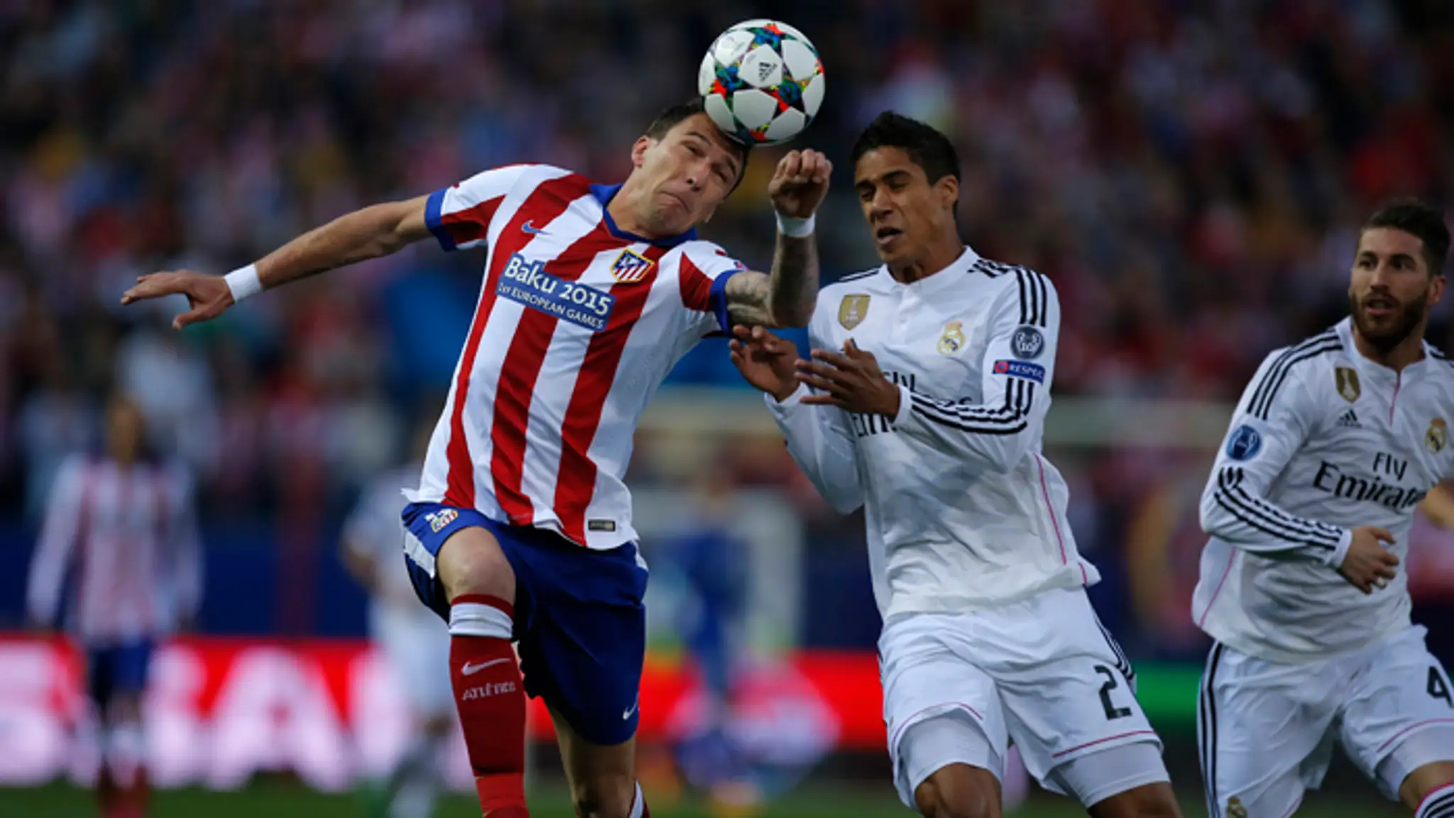 Vľavo Mario Mandžukič (Atletico) a Raphel Varane (Real) v prvom zápase štvrťfinále Ligy majstrov.