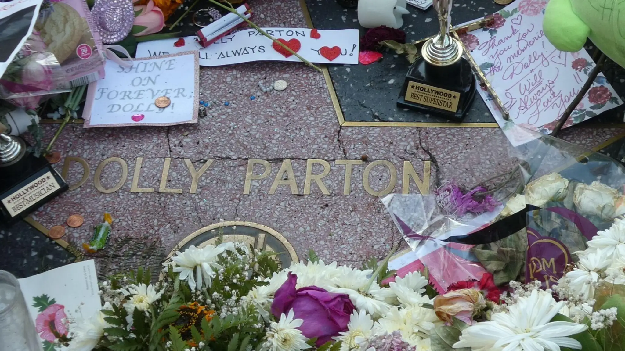 Hviezda Dolly Parton na chodníku slávy je zničená. 