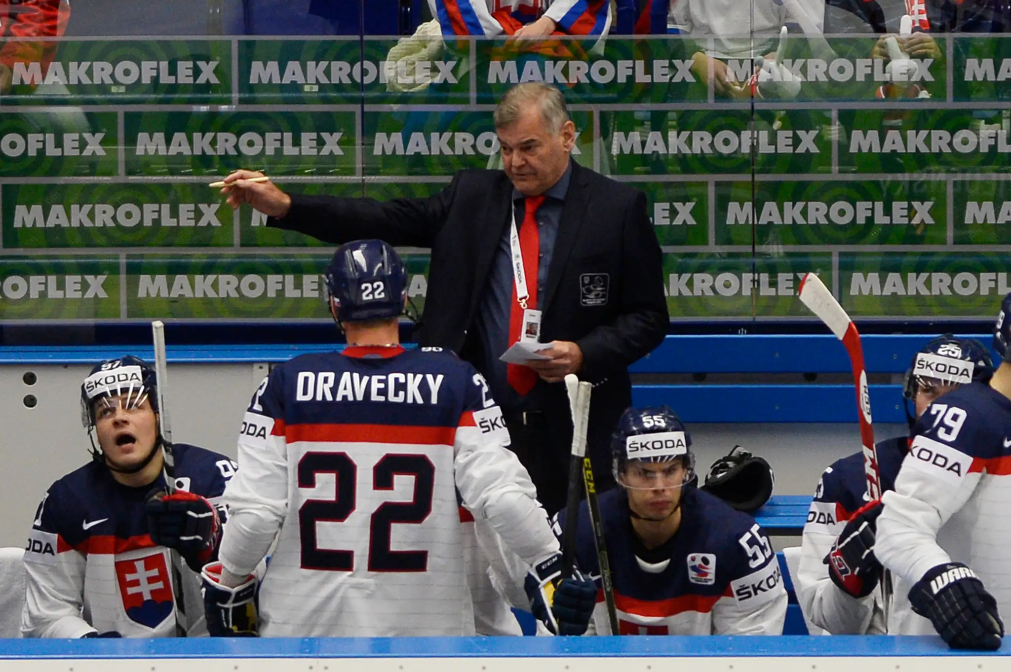 Vladimír Vůjtek rozdáva hráčom pokyny.