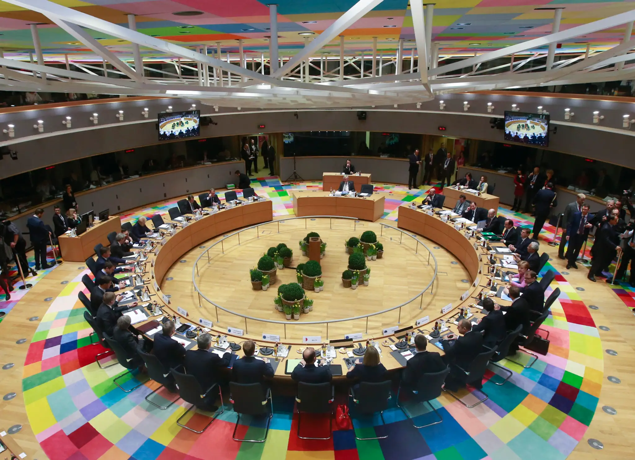 Lídri Európskej únie počas rokovania za okrúhlym stolom na summite EÚ v Bruseli 9. marca 2017.