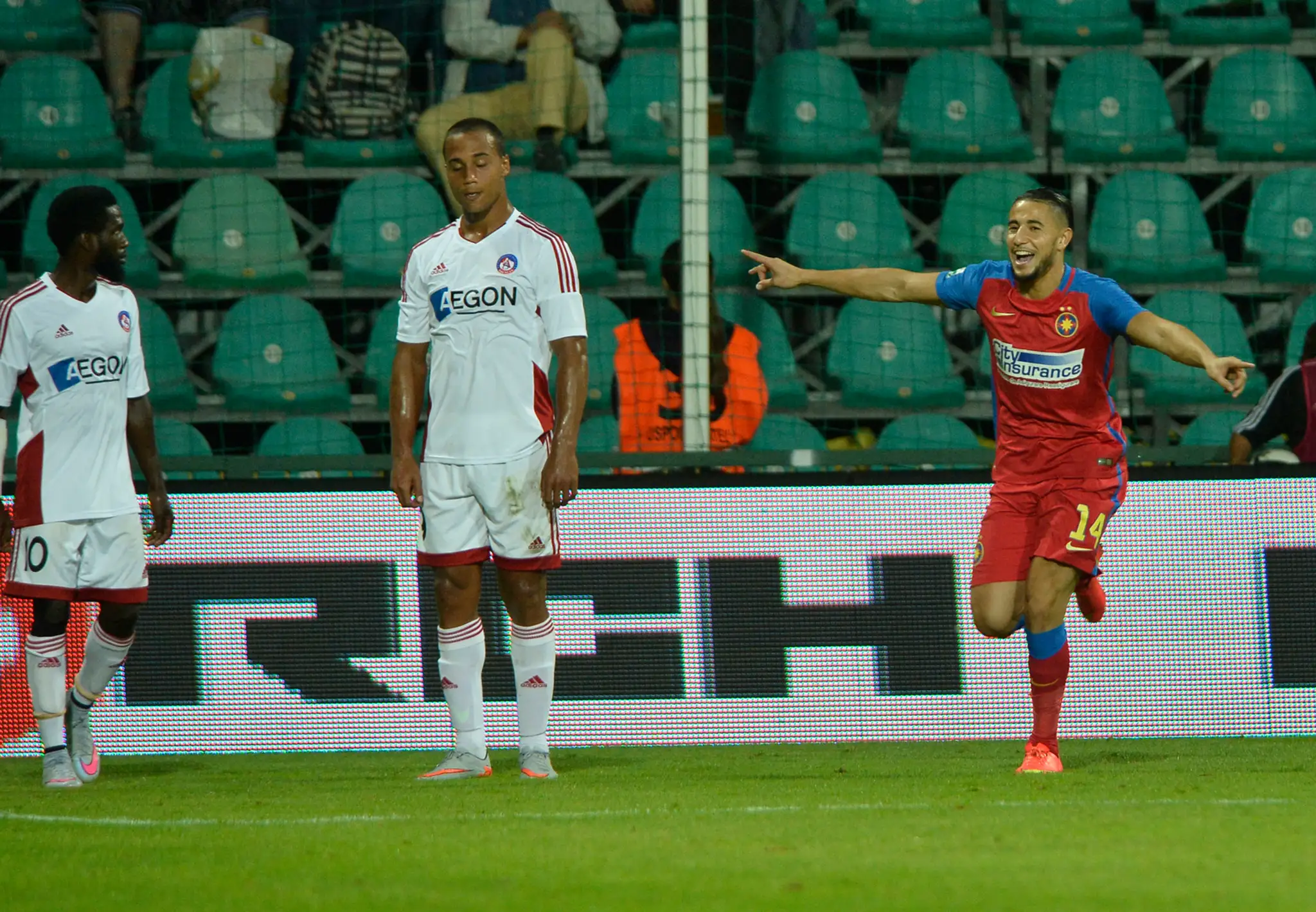 Na snímke vpravo Jugurtha Hamroun (Steaua) oslavuje gól