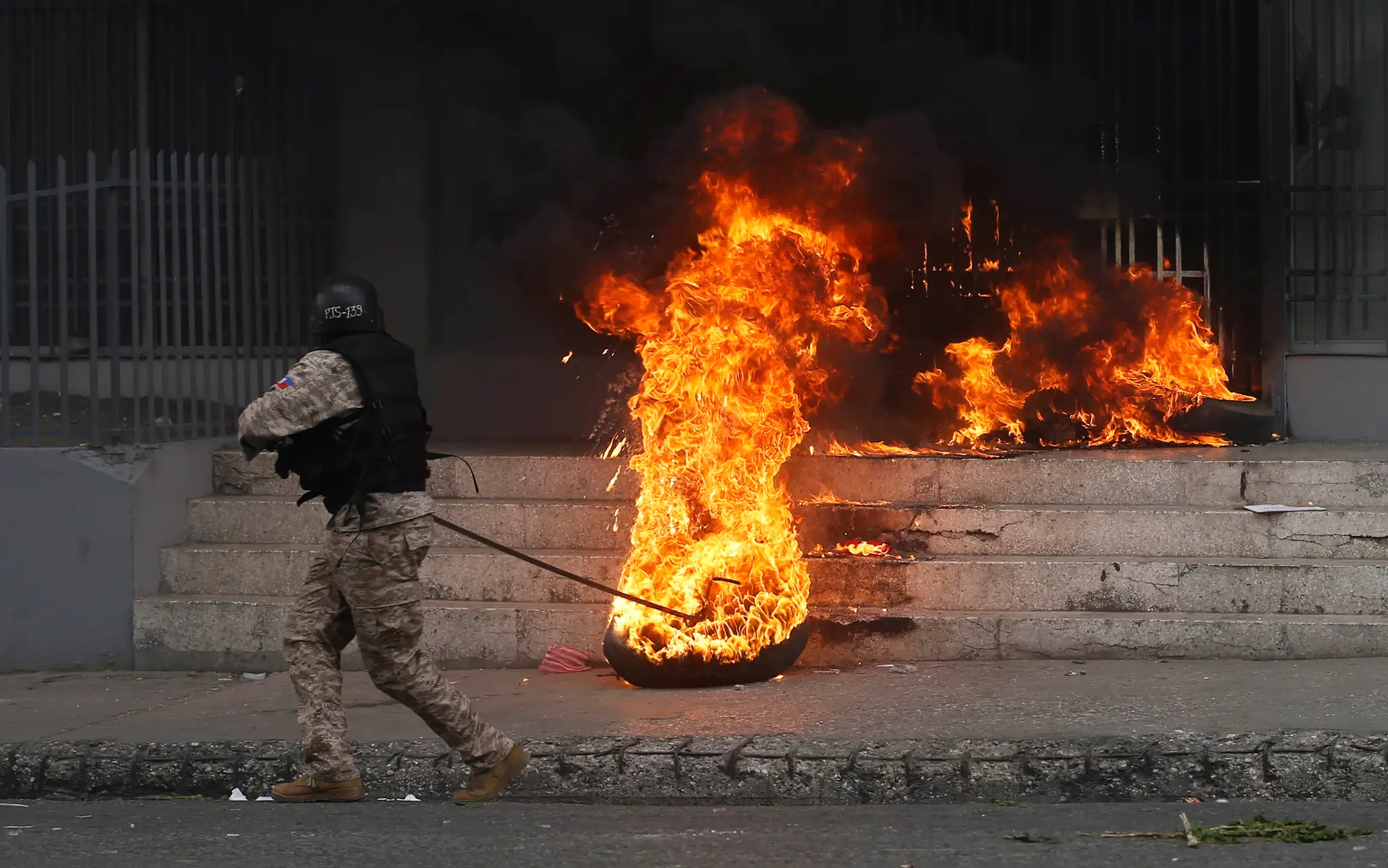 Policajti sledujú protesty v Hongkongu.