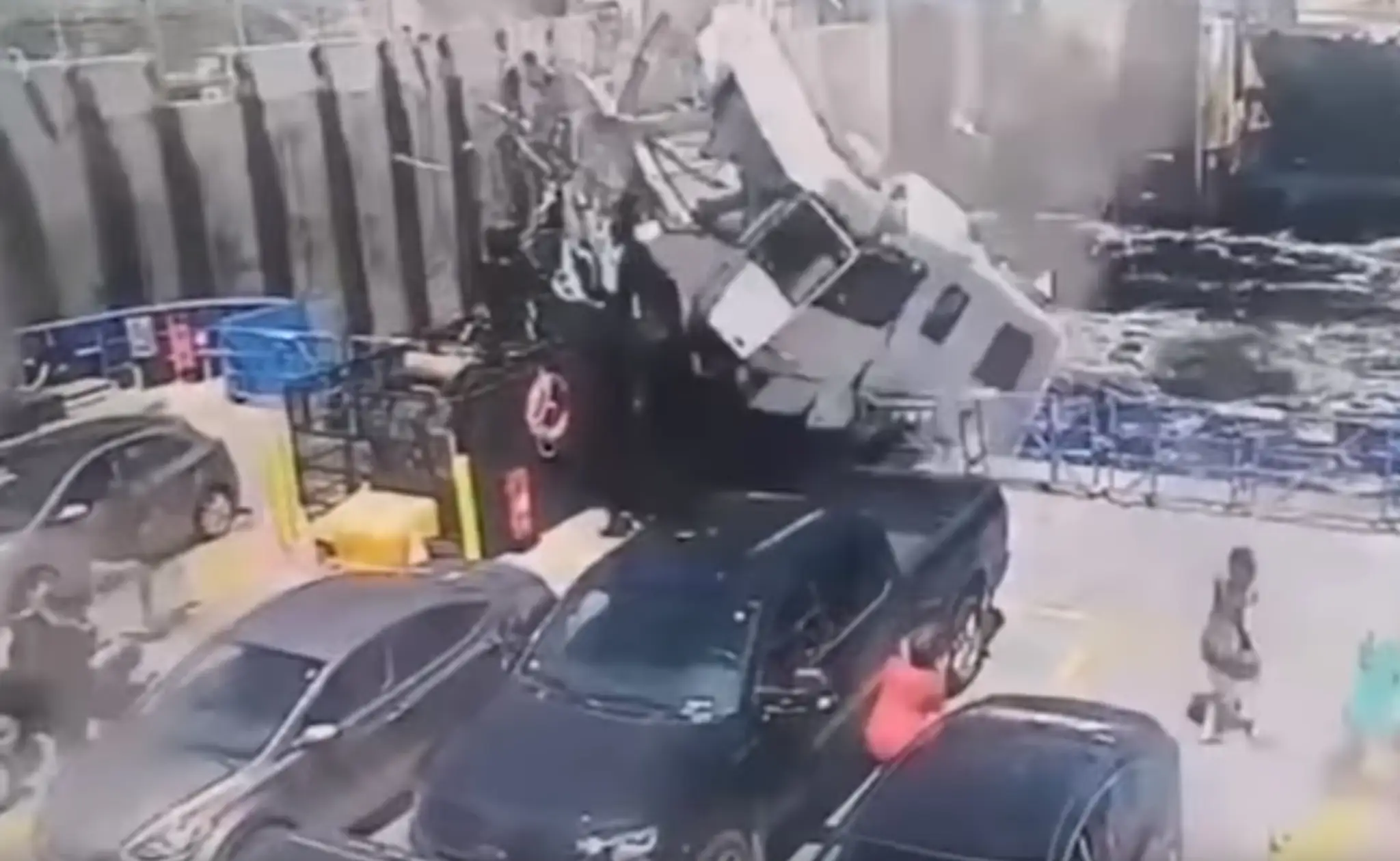 Moment, keď karavan narazil do trajektu.