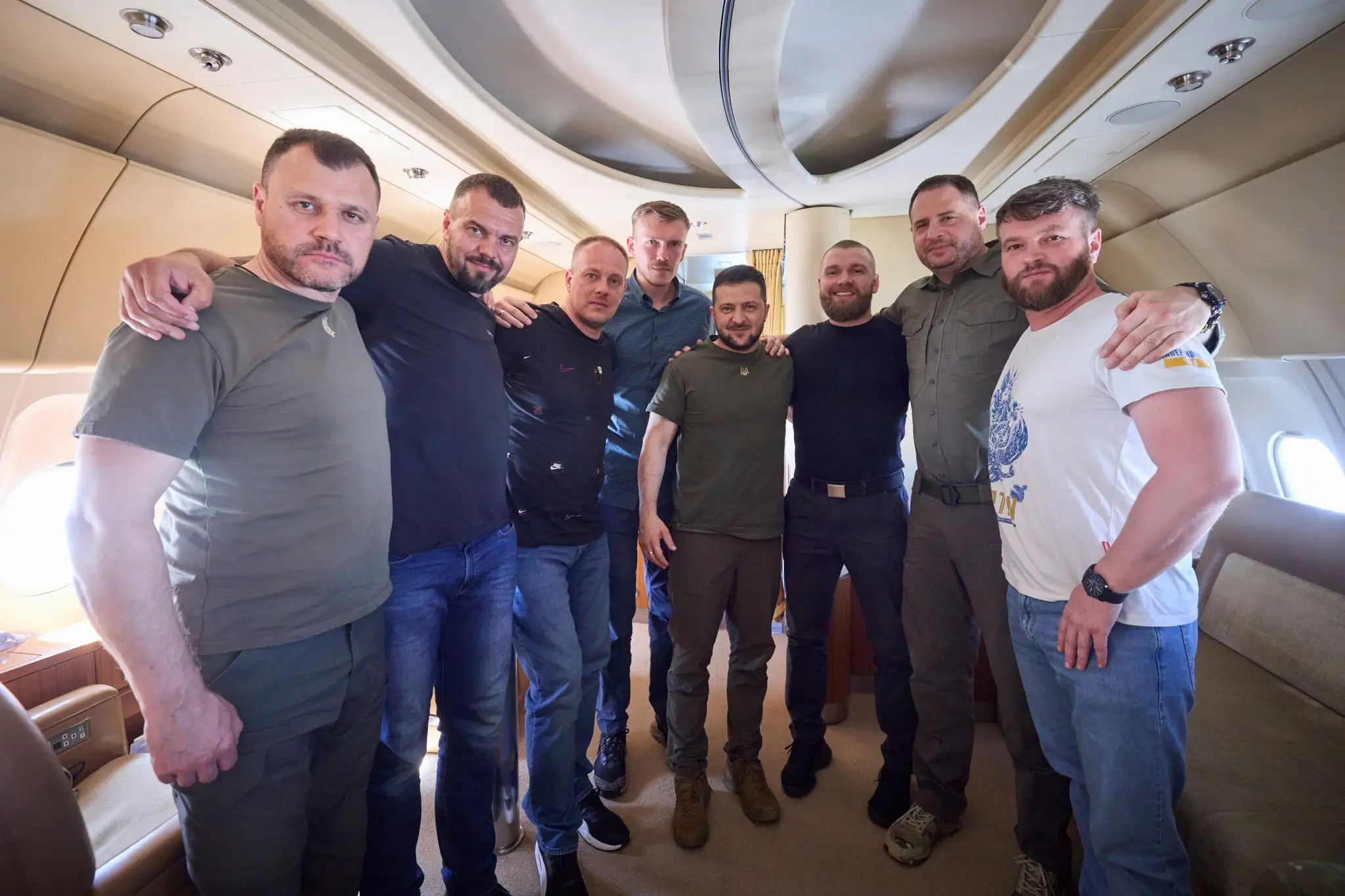 Volodymyr Zelenskyj a piati velitelia z Azovstalu na ceste domov.