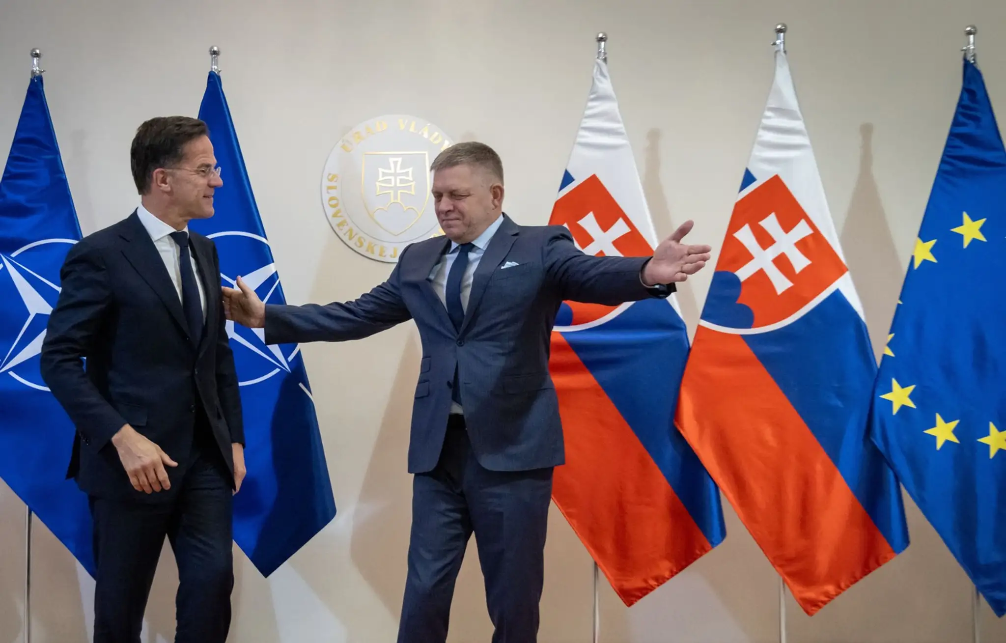 Slovenský premiér Robert Fico (vpravo) víta generálneho tajomníka NATO Marka Rutteho počas jeho návštevy v Bratislave.