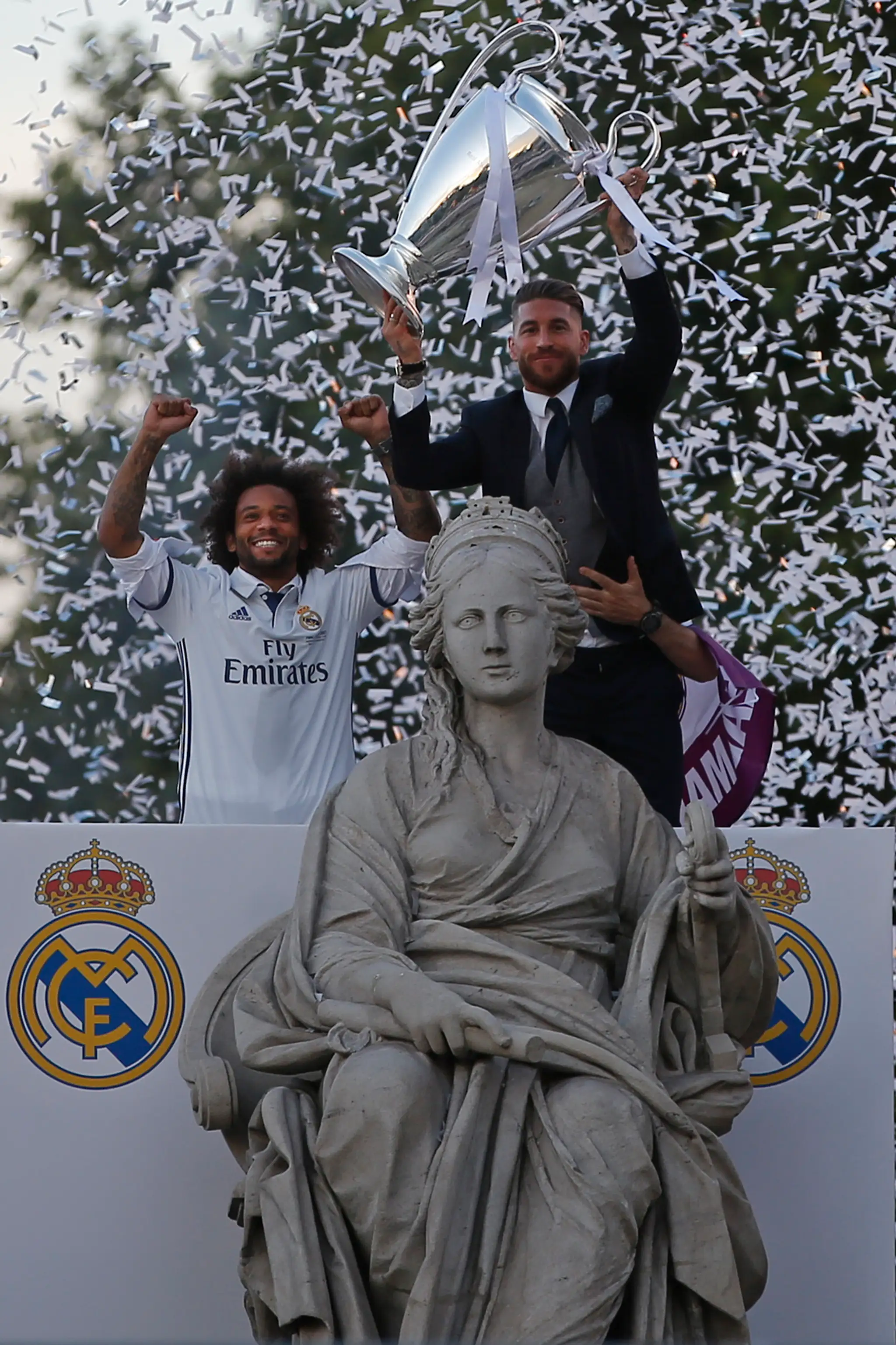 Marcelo a Ramos s trofejou na madridskom námestí Cibeles.
