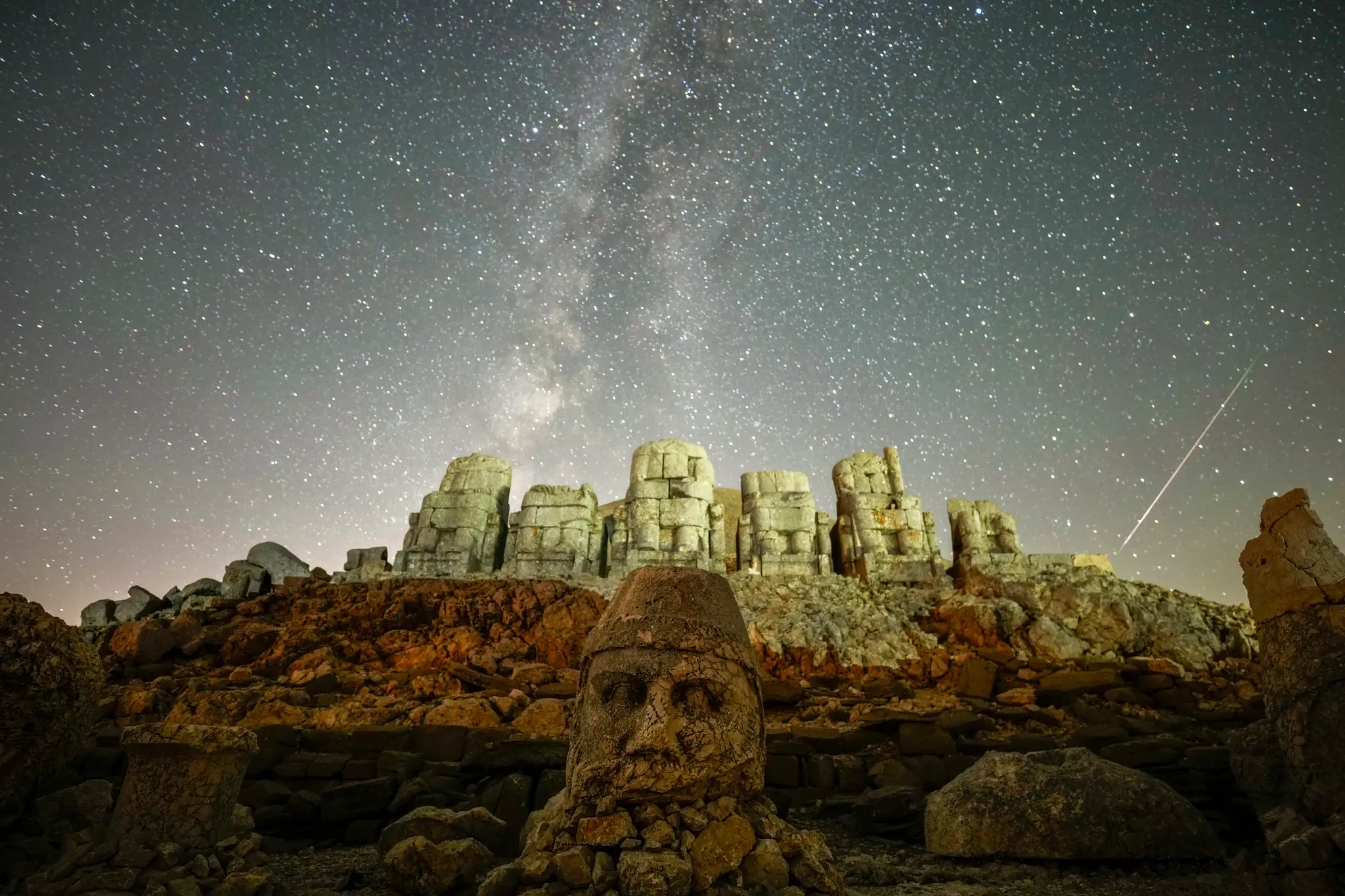 Pozorovanie meteorického roja Perzeíd na vrchu Nemrut Dag v Turecku.