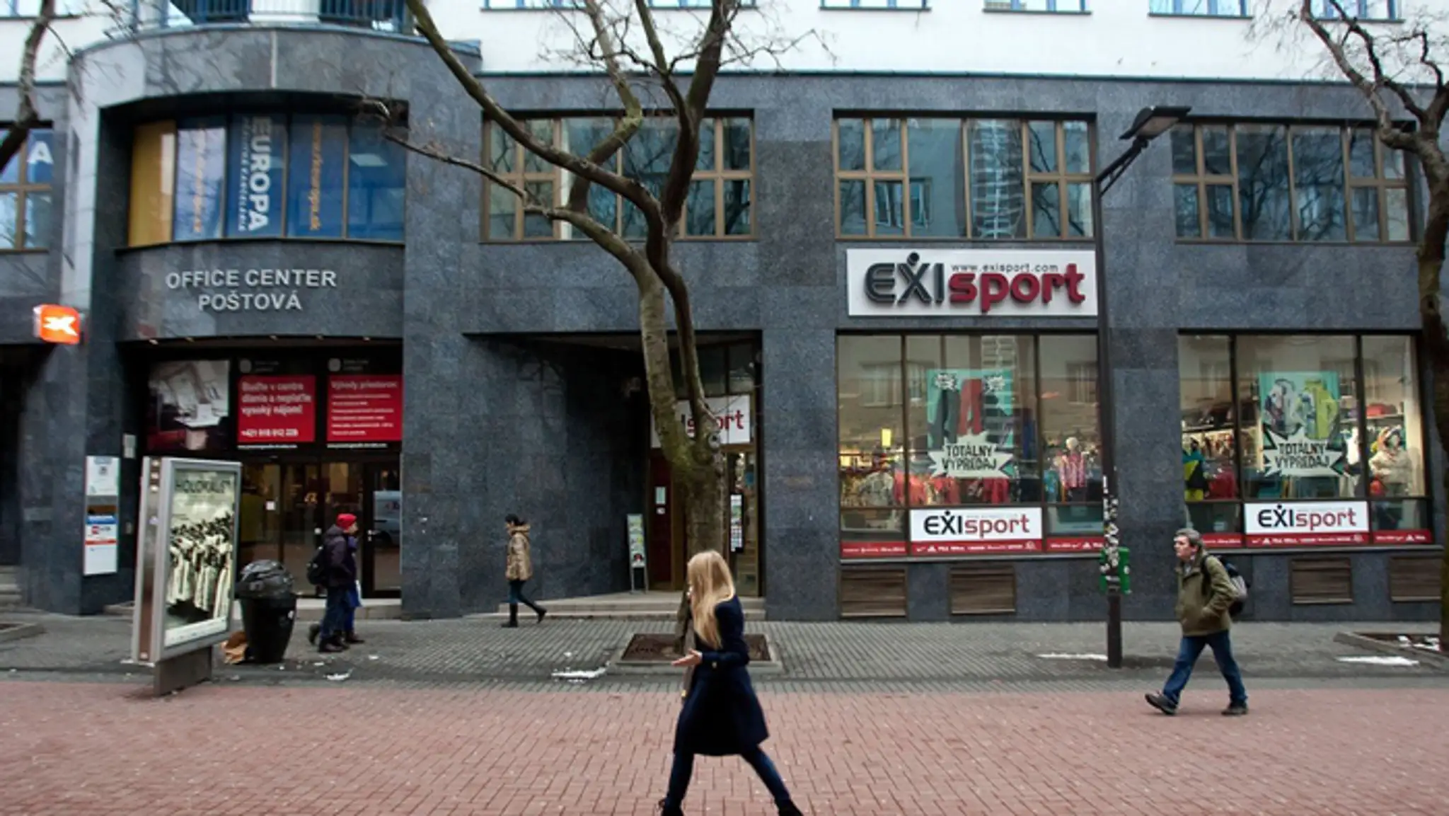 Predajňa športových potrieb firmy, ktorá končí.