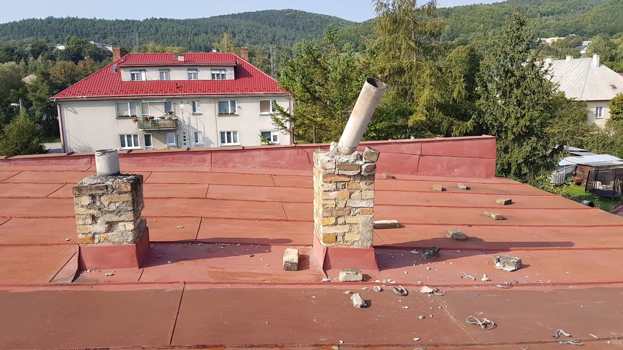Do komína udrel blesk.