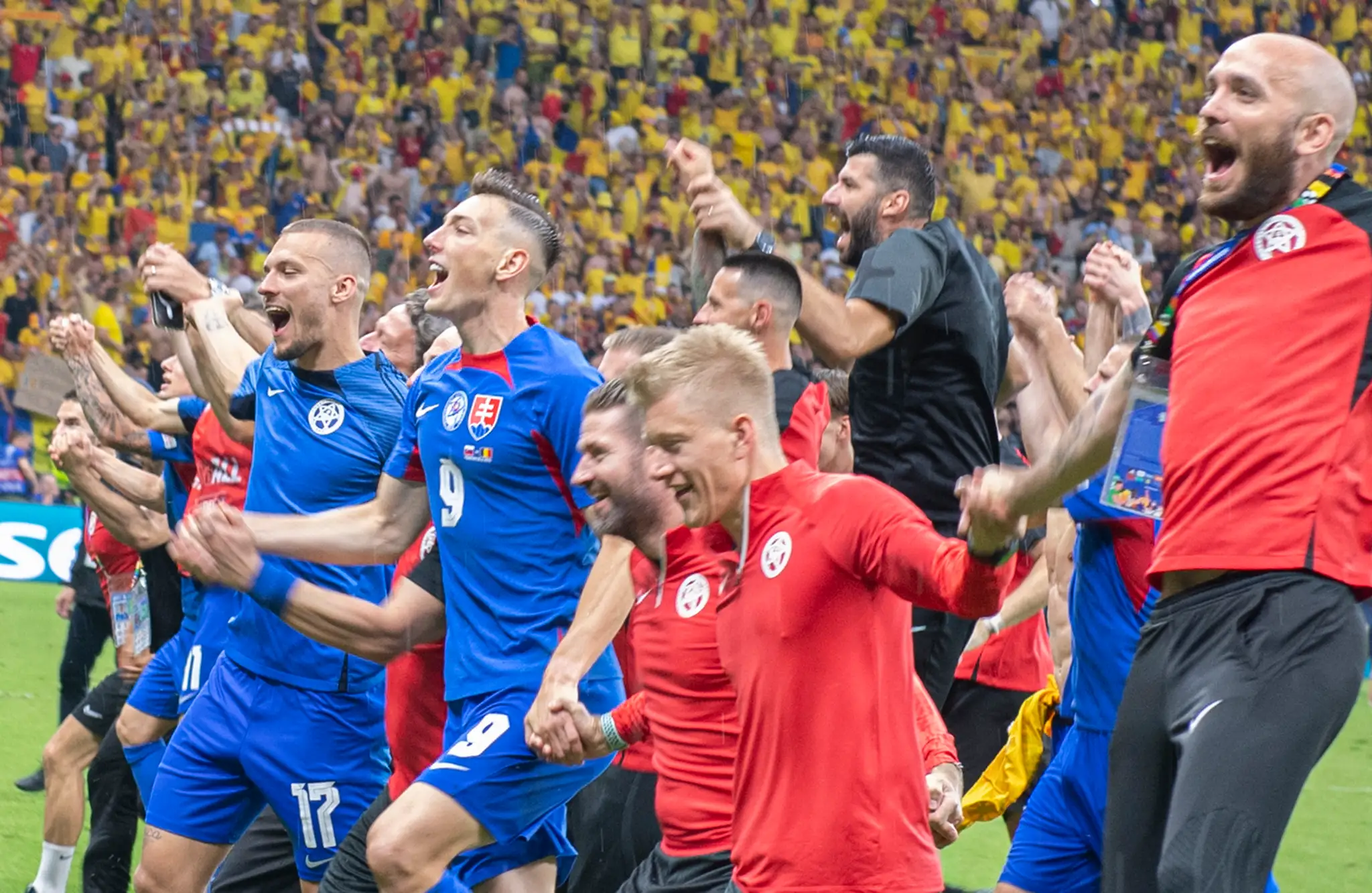 Slovenskí futbalisti sa radujú z postupu do osemfinále po zápase s Rumunskom na ME 2024.