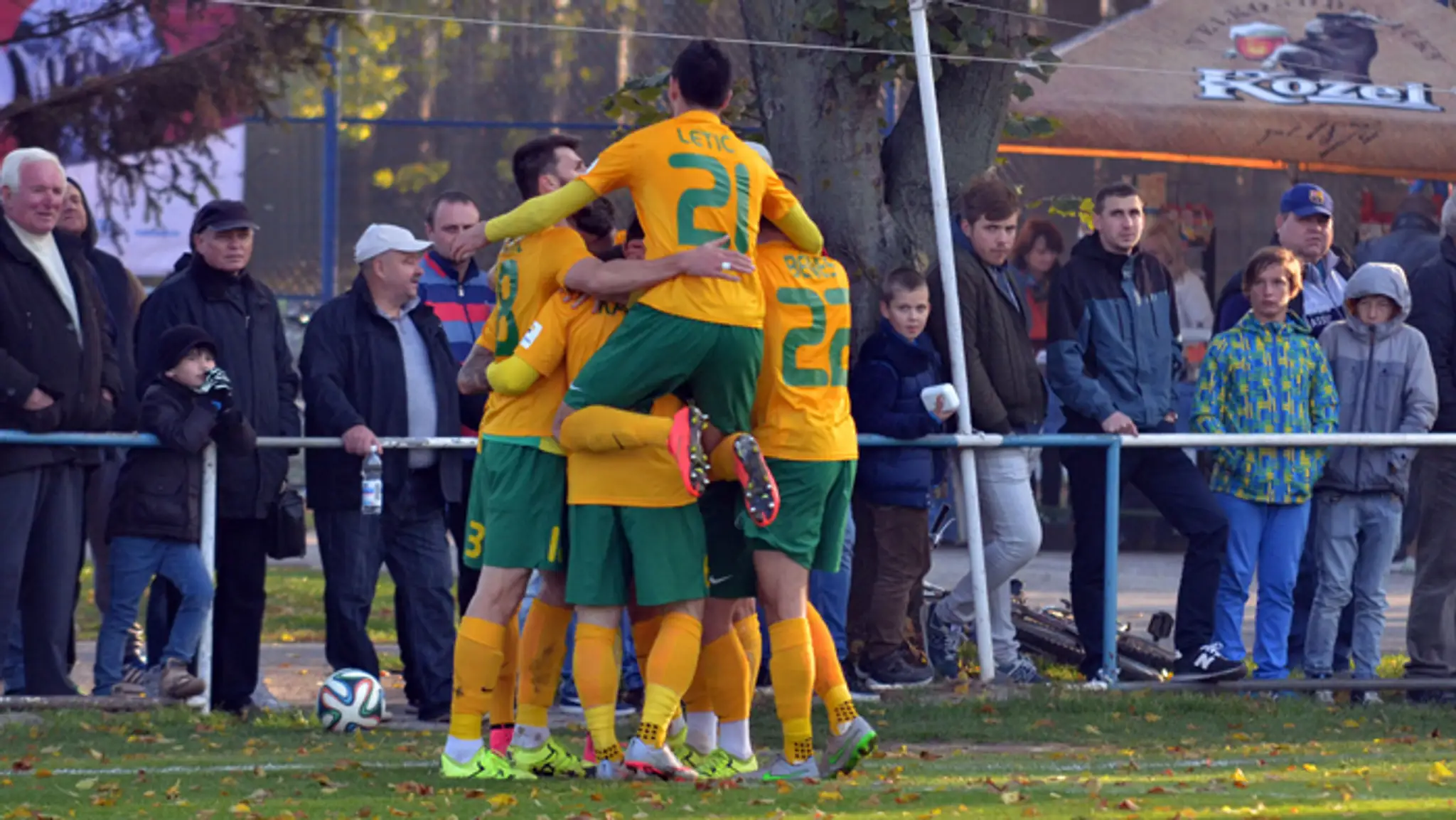 Radosť hráčov MŠK Žilina po strelení prvého gólu v zápase 5. kola Slovnaft Cup-u TJ FK Vyšné Opátske.